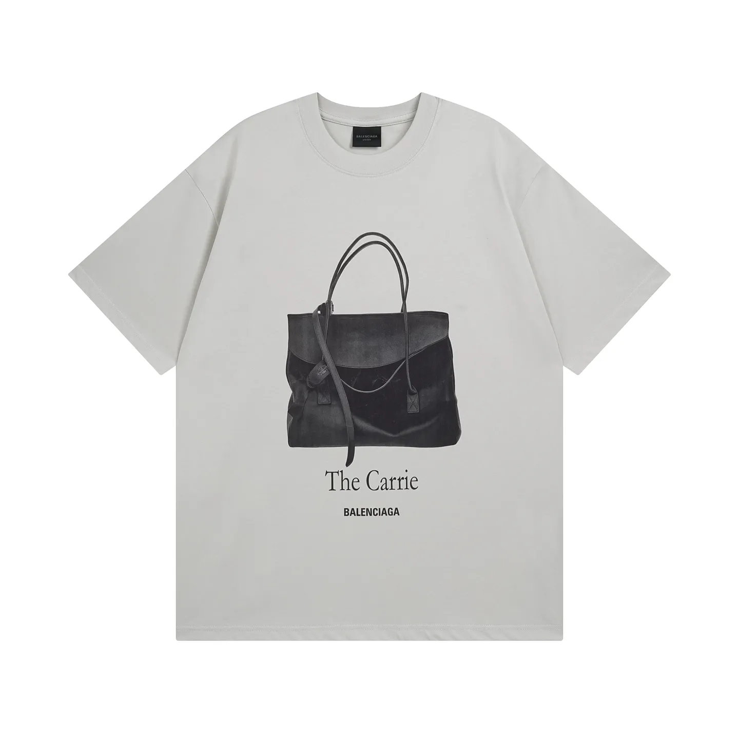 🅿️180 real photos [Top version. Official website quality] BALENCI*GA/Paris. SS25 latest model, Paris handbag front and back direct-printed short-sleeved T-shirt. Brick cabinet synchronization. Genuine product developed at the first time, welcome to compare! . The fabric is made of Paris ZP custom-woven and dyed cotton double yarn. Weighing 260 grams, the cloth surface is clean. The cloth pattern is clear, soft and comfortable. The threads are dyed with no color difference. The printing uses direct-injection environmentally friendly imported materials. The letters are clear and the effect is three-dimensional. The version adopts OS loose shoulder design. Same style for men and women. Code: BL253659 Color: gray and white Size: XS S M L