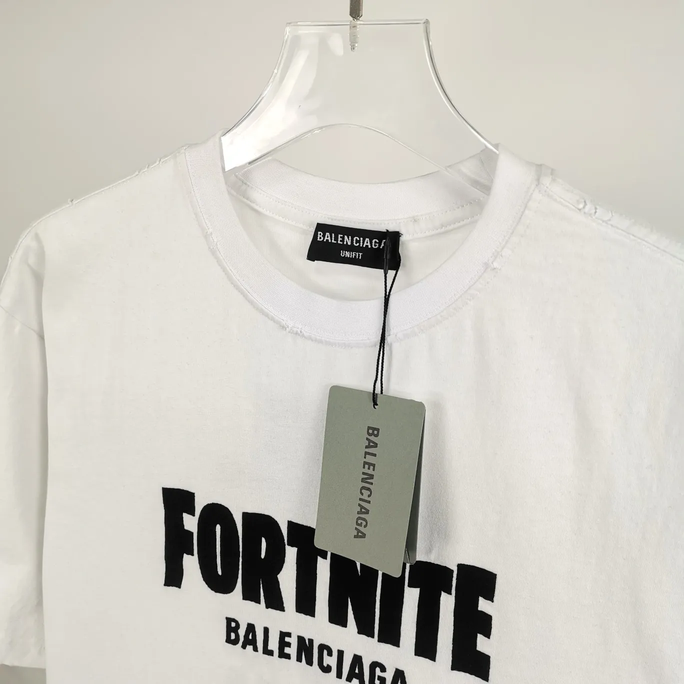 [New arrival] The top tested version of BALENCIAGA FORTNITE 10,000-needle embroidery for men and women, the same pure cotton loose short-sleeved T-shirt for men and women. The printing on the front and back all uses 3S cherry blossom thread, and the machine uses Tajima embroidery machine imported from Japan. You can see the accuracy of the embroidery. There are no connecting lines between each letter, and the mold is arranged separately. Each letter/word is a printing group. The thread is cut after being embroidered, and there is absolutely no connecting line to embroider the next group. Therefore, the overall printing is refreshing and clear. The cost is huge, and the front and back printing takes an average of 10 minutes per set. One machine can produce 6 pieces per hour. The fabric is made of 24S 260g double yarn cotton fabric, which is full of drape and has good sweat absorption and breathability. Color: black, red Size: XS-L P:280