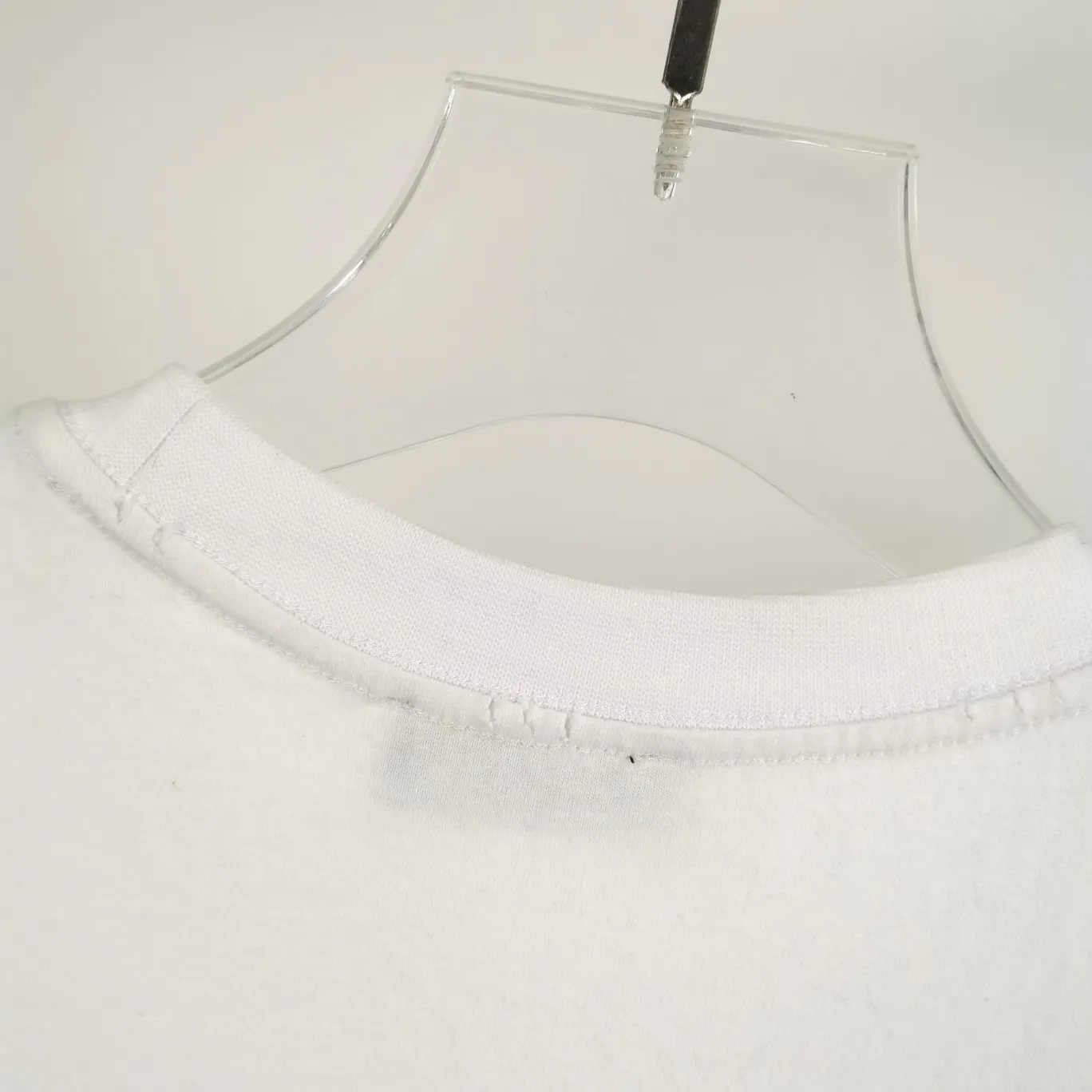 [New arrival] The top tested version of BALENCIAGA FORTNITE 10,000-needle embroidery for men and women, the same pure cotton loose short-sleeved T-shirt for men and women. The printing on the front and back all uses 3S cherry blossom thread, and the machine uses Tajima embroidery machine imported from Japan. You can see the accuracy of the embroidery. There are no connecting lines between each letter, and the mold is arranged separately. Each letter/word is a printing group. The thread is cut after being embroidered, and there is absolutely no connecting line to embroider the next group. Therefore, the overall printing is refreshing and clear. The cost is huge, and the front and back printing takes an average of 10 minutes per set. One machine can produce 6 pieces per hour. The fabric is made of 24S 260g double yarn cotton fabric, which is full of drape and has good sweat absorption and breathability. Color: black, red Size: XS-L P:280