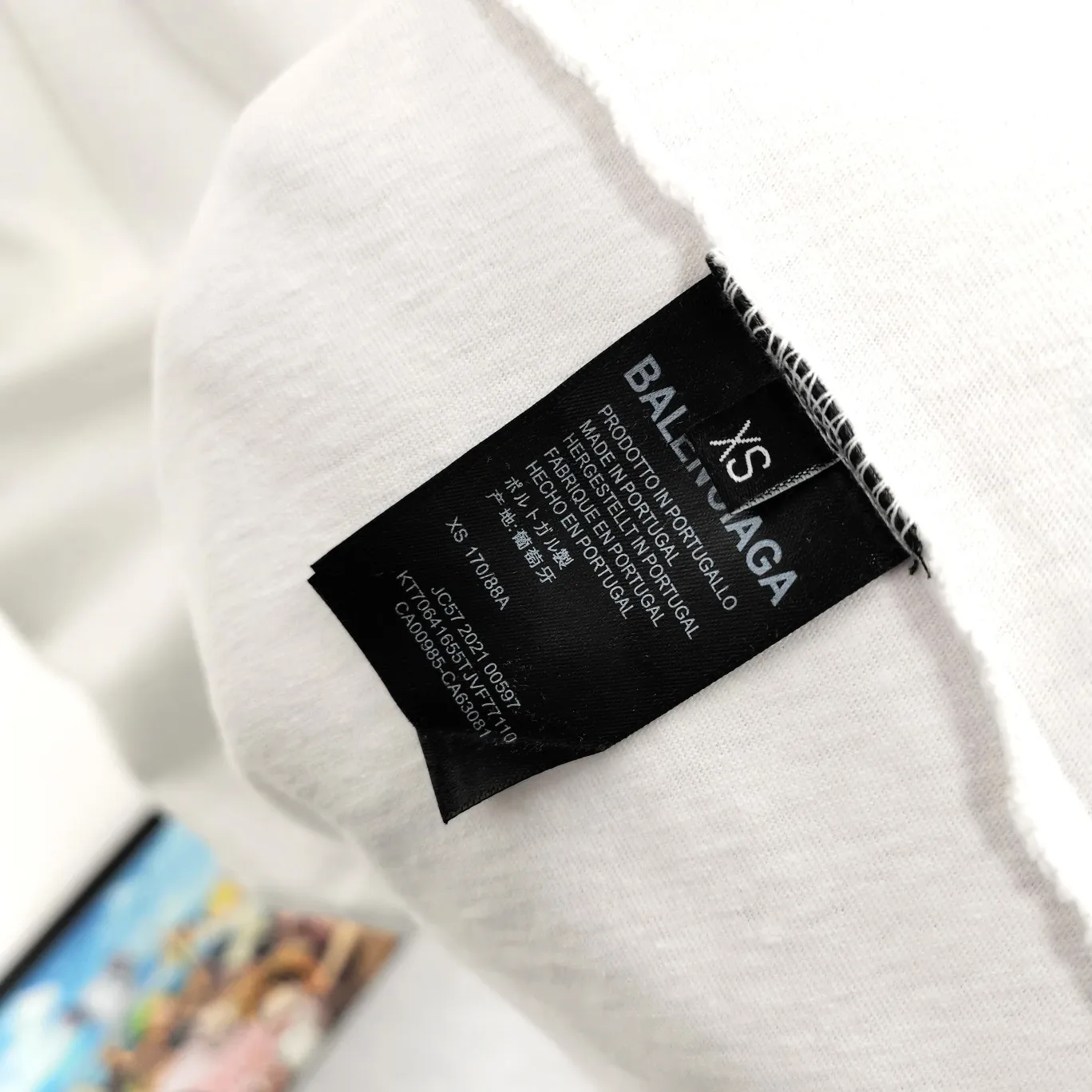 [New arrival] The top tested version of BALENCIAGA FORTNITE 10,000-needle embroidery for men and women, the same pure cotton loose short-sleeved T-shirt for men and women. The printing on the front and back all uses 3S cherry blossom thread, and the machine uses Tajima embroidery machine imported from Japan. You can see the accuracy of the embroidery. There are no connecting lines between each letter, and the mold is arranged separately. Each letter/word is a printing group. The thread is cut after being embroidered, and there is absolutely no connecting line to embroider the next group. Therefore, the overall printing is refreshing and clear. The cost is huge, and the front and back printing takes an average of 10 minutes per set. One machine can produce 6 pieces per hour. The fabric is made of 24S 260g double yarn cotton fabric, which is full of drape and has good sweat absorption and breathability. Color: black, red Size: XS-L P:280