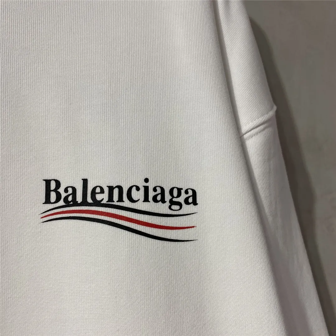 The top tested version of Balenciaga BALENCIAGA classic cola wave print hooded sweatshirt, developed from the original ZP version, 1:1 customized accessories and packaging (including logo Sydney paper + new master mark + washing + tag). The entire sweatshirt is made of 460g pure cotton large terry, and the water-resistant weight can reach 490, giving it a full sense of thickness. The printing uses the Israeli Kornit digital direct-injection process. The dye is added with 0.028 granular nano-plastics. When sprayed on the fabric, it has strong adhesion and is not afraid of strong washing and exposure (it is recommended to take care of the clothes), ensuring that the printing will not fall off after wearing. Customized washing, labeling, accessories, and hardware can reach professional standards. Whole piece of clothing, hat string, threaded fabric, produced in the same vat, 0 color difference, color: white, size: XS-L P:430