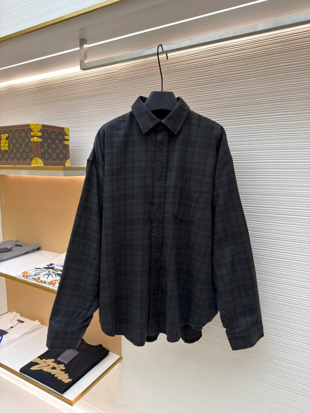Balenciaga night scene two-piece lapel shirt ●Original version: Purchased and developed for 12800 ●Item number: 1681293-C00 ●Fabric: Retro jersey fabric ●Technology: Washed printing production ●Color: black ●Version: fitted version ●Weight: about 580 grams ●Size: XS-S-M-L ●Description: Featuring an innovative "two-piece" construction that combines a cotton poplin lapel shirt with a vintage jersey short-sleeve. The outer fabric is made of blended materials through a combination of three technologies: yarn configuration, weaving structure and finishing. The fabric is made of combed long-staple cotton and is woven with poplin tissue through high-count and high-density yarns to create a delicate luster and smooth touch. Jacquard plaid is programmed to control warp and weft yarns through an electronic jacquard machine, and interweaves yarns of different colors in heavy flat, twill or square weaves. Special finishing treatment enhances the fabric's wrinkle resistance, drape feel and dimensional stability. It is characterized by a tight structure and smooth surface, giving the piece a neat and skeletal feel. The yarn is combed to remove short fibers to ensure that the woven cloth is smooth and even. The plain weave structure makes the front and back of the fabric have the same texture, and has good breathability, ductility and softness. The finishing softening treatment gives the fabric a super soft touch and reduces shrinkage. Some products are also subjected to anti-pilling processing to improve durability. It adopts 13 highly complex screen printing of environmentally friendly oily dark floral paste. 13 screens mean the pattern is rich in color and has an extremely fine level of detail. The environmentally friendly oil-based dark flower paste used is a high-grade printing material. While ensuring that the pattern is clear and sharp and washable, it can present a vague matte texture, is smooth and non-sticky to the touch, and blends with the fabric itself. After the garments of the shirt are processed through a special process of professional washing, the entire garment is polished and softened, causing the fabric fibers to fade and wear naturally, and slight traces of wear to the bones. A silicone softener is added to the back section to give the fabric a soft touch. After drying and shaping, it forms a mild vintage tone and soft texture, ultimately presenting a vintage texture after natural wear while maintaining a stable garment shape. The overall wiring is straight and delicate, the fabric is comfortable and soft, and the color is consistent without color difference. It can be matched with the same style to create a fashionable look and control various occasions. Customized accessories, complete with three standards, same style for men and women!