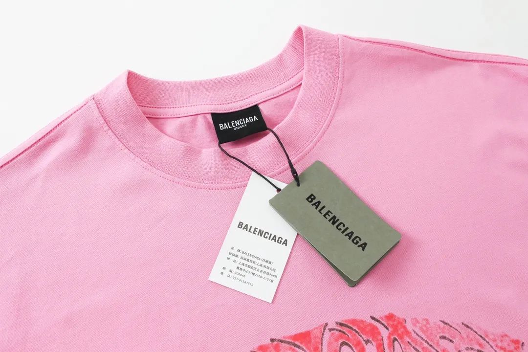 🅿️186 Detail Picture [Top version. Official website quality] BALENCI*GA/Paris. 2024 latest flame graffiti direct-printed short-sleeved T-shirt. Brick cabinet synchronization. ⚠️Difference in market currency. Developed by YB. The fabric is made of Paris ZP custom-woven and dyed 100% cotton double yarn compact cotton. The weight is 260 grams, the cloth surface is clean. The cloth pattern is clear, soft and comfortable. The threads are dyed with no color difference. The front and back printing adopts Kornit direct-injection printing pattern and adopts OS loose shoulder-dropping pattern. Same style for men and women. Code: BL223109 Color: dark gray blue. Pink. White Size: XS to L