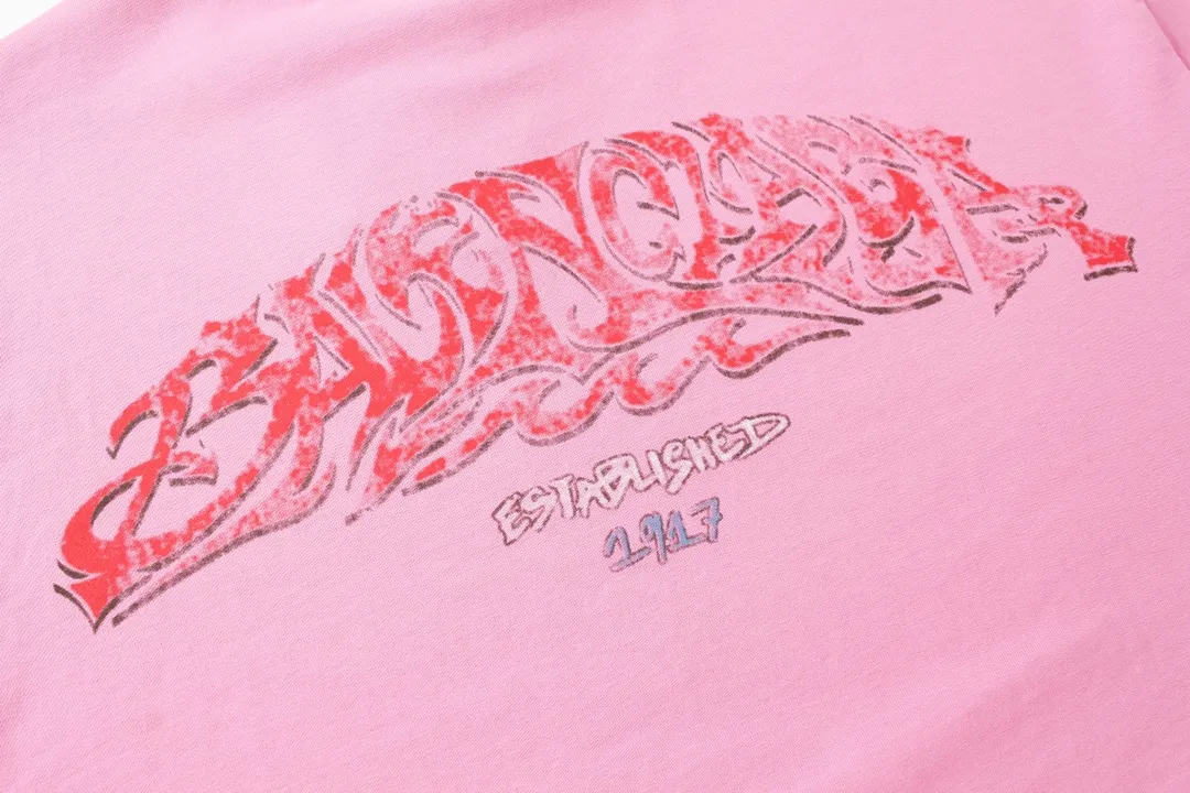 🅿️186 Detail Picture [Top version. Official website quality] BALENCI*GA/Paris. 2024 latest flame graffiti direct-printed short-sleeved T-shirt. Brick cabinet synchronization. ⚠️Difference in market currency. Developed by YB. The fabric is made of Paris ZP custom-woven and dyed 100% cotton double yarn compact cotton. The weight is 260 grams, the cloth surface is clean. The cloth pattern is clear, soft and comfortable. The threads are dyed with no color difference. The front and back printing adopts Kornit direct-injection printing pattern and adopts OS loose shoulder-dropping pattern. Same style for men and women. Code: BL223109 Color: dark gray blue. Pink. White Size: XS to L