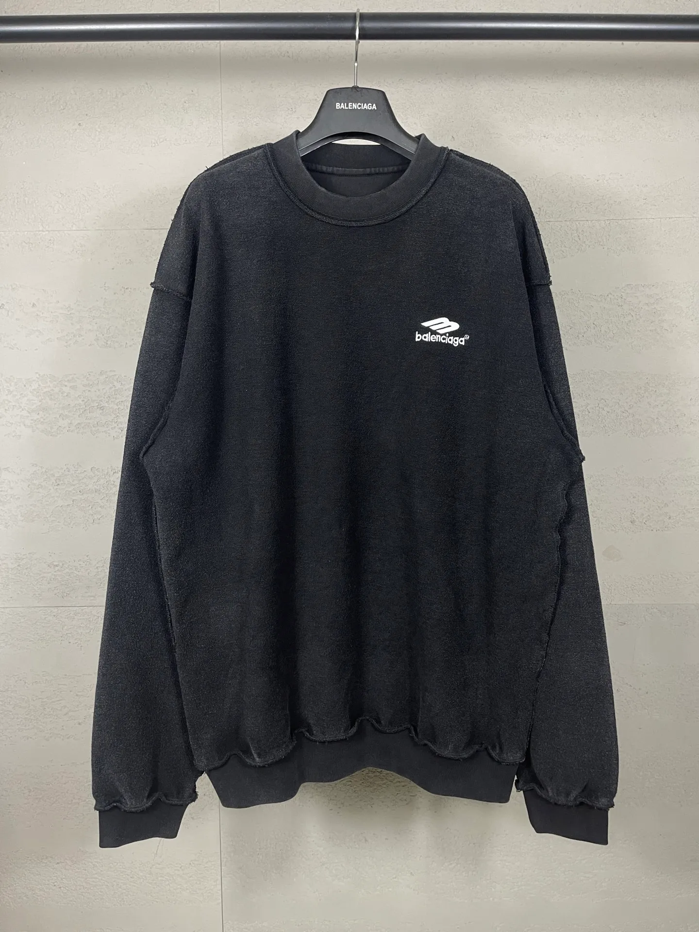 🅿️280 real photos [Top version. Official website quality] BALENCI*GA/Paris #2026 new style Paris classic LOGO embroidery on the reverse, washed and distressed round neck sweatshirt. The ready-made garments are stitched on the reverse side and washed, with a full sense of design. Comparisons are welcome. The fabric is made of Paris ZP custom-woven and dyed cotton sweatshirts. Weighing 460 grams, the cloth surface is clean. The cloth pattern is clear, soft and comfortable. The threads are dyed with no color difference. The classic letter LOGO is embroidered on the reverse using an imported Tajima embroidery machine. The effect is three-dimensional. Restore brick cabinet, adopt OS loose shoulder style. Same style for men and women. Code: BL255588 Color: washed black Size: XS S M L