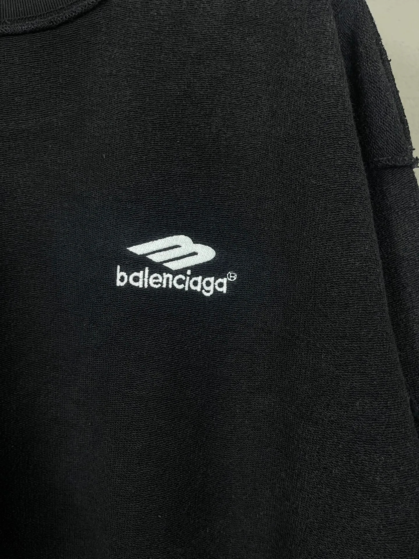🅿️280 real photos [Top version. Official website quality] BALENCI*GA/Paris #2026 new style Paris classic LOGO embroidery on the reverse, washed and distressed round neck sweatshirt. The ready-made garments are stitched on the reverse side and washed, with a full sense of design. Comparisons are welcome. The fabric is made of Paris ZP custom-woven and dyed cotton sweatshirts. Weighing 460 grams, the cloth surface is clean. The cloth pattern is clear, soft and comfortable. The threads are dyed with no color difference. The classic letter LOGO is embroidered on the reverse using an imported Tajima embroidery machine. The effect is three-dimensional. Restore brick cabinet, adopt OS loose shoulder style. Same style for men and women. Code: BL255588 Color: washed black Size: XS S M L
