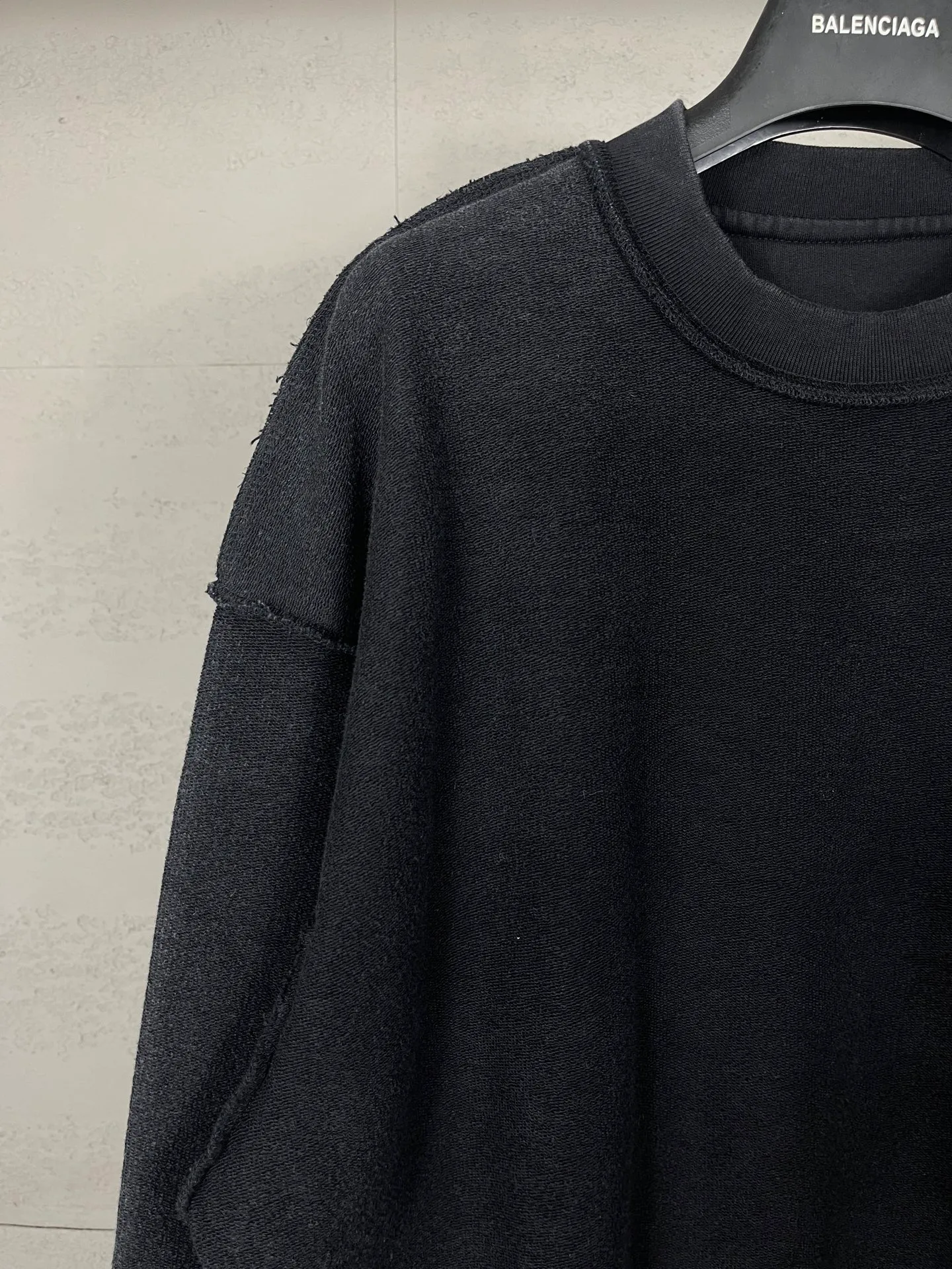 🅿️280 real photos [Top version. Official website quality] BALENCI*GA/Paris #2026 new style Paris classic LOGO embroidery on the reverse, washed and distressed round neck sweatshirt. The ready-made garments are stitched on the reverse side and washed, with a full sense of design. Comparisons are welcome. The fabric is made of Paris ZP custom-woven and dyed cotton sweatshirts. Weighing 460 grams, the cloth surface is clean. The cloth pattern is clear, soft and comfortable. The threads are dyed with no color difference. The classic letter LOGO is embroidered on the reverse using an imported Tajima embroidery machine. The effect is three-dimensional. Restore brick cabinet, adopt OS loose shoulder style. Same style for men and women. Code: BL255588 Color: washed black Size: XS S M L
