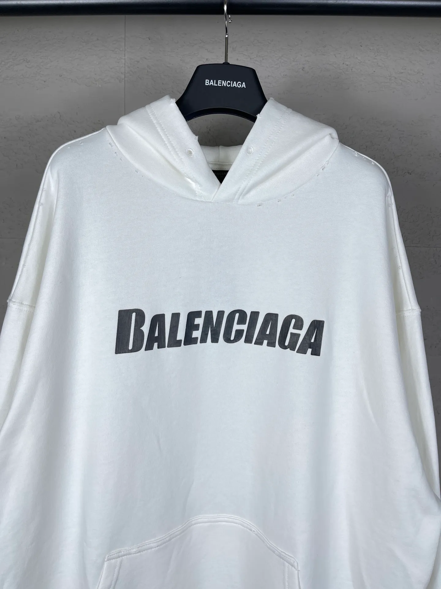 🅿️300 real photos [Top version. Official website quality] BALENCI*GA/Paris. 2023 new style. Classic letter LOGO printed distressed hooded sweatshirt. Brick cabinet synchronization. The fabric is made of Paris ZP custom-woven and dyed cotton double yarn terry sweatshirt material. The weight is 450 grams, the cloth surface is clean. The cloth pattern is clear, soft and comfortable. The threads are dyed with no color difference. The classic pattern is printed with environmentally friendly imported materials and precision printing screens, with clear letters and three-dimensional effect. Restored brick cabinet. The garments are hand-worn and distressed by many people. They are very different from the market currency. You are welcome to compare. The version adopts the OS loose shoulder version. The same style for men and women. Coding: BL238008 Color: black, coffee, white, fruit green Size: XS S M L