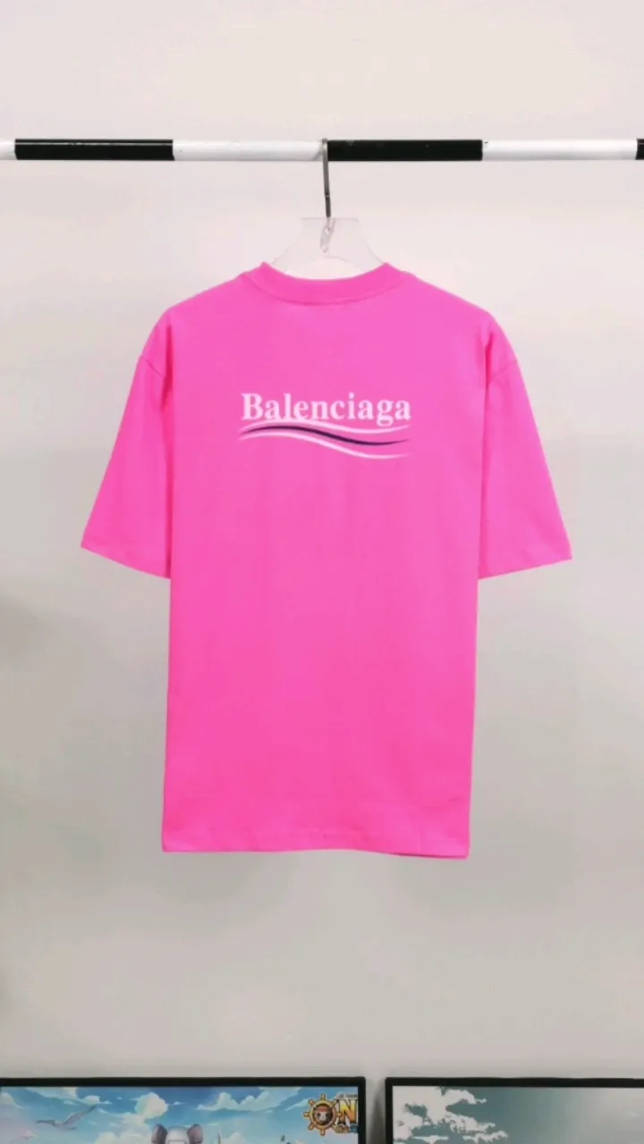 Real shot of the video————The top tested version of Balenciaga’s classic loose-fitting pure cotton short-sleeved men’s and women’s style. Custom-made fabrics and printed accessories are reproduced one-to-one. It is made of 280g cotton fabric with 32 count fine double cotton yarn plain weave, and the fabric surface is treated with dust-free woolen craftsmanship. The shoulder and chain seams are made of 0.8cm bundled strips inside, and the double chain stitching on the machine side is made of pure cotton. Here’s why I’m dozens of yuan more expensive than others: 1. Each model is produced by the company. The detailed workmanship and fabrics are consistent with the genuine ones. There is no color difference between the ones at the counters. Guaranteed no color difference. Replicas are not scary. Who is fake is embarrassed. It’s not shameful to make a replica, it’s shameful if you can’t buy the correct version if you make a replica. All of my series can be found in all major places and will be absolutely stunning!  2. The fabric is made of 280g Paris-specific double yarn. No one can make better fabrics than mine. There is really no way to compare with the ordinary version on the market. Respect it. It is authentic and costs thousands of dollars. Don’t go for the quality of street stalls. 3. The workmanship has been restored in all aspects. The packaging has been restored in all aspects. 4. I guarantee here that this is the highest quality you can find. Size: XS-L Color; Blue Pink Fluorescent Yellow P: 260
