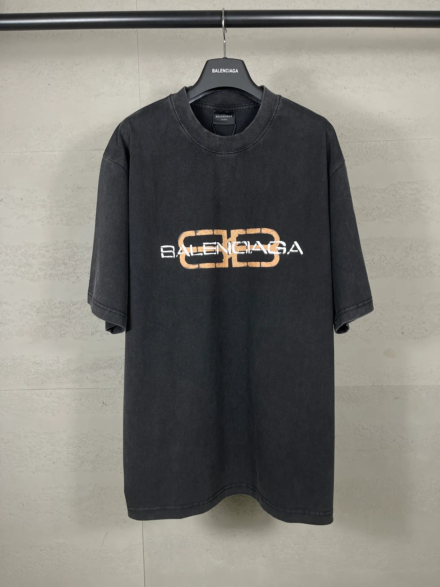 🅿️180 real photos [Top version. Official website quality] BALENCI*GA/Paris. SS25 latest model, Paris new LOGO printed washed and distressed short-sleeved T-shirt. Brick cabinet synchronization. Genuine product developed at the first time, welcome to compare! The fabric is made of Paris ZP custom-woven and dyed cotton double yarn. Weighing 260 grams, the cloth surface is clean. The cloth pattern is clear, soft and comfortable. The threads are dyed with no color difference. The printing uses environmentally friendly imported rubber paddles. The letters are clear and the effect is three-dimensional. Garment wash. The version adopts OS loose shoulder design. Same style for men and women. Code: BL253722 Color: washed black, green Size: XS S M L