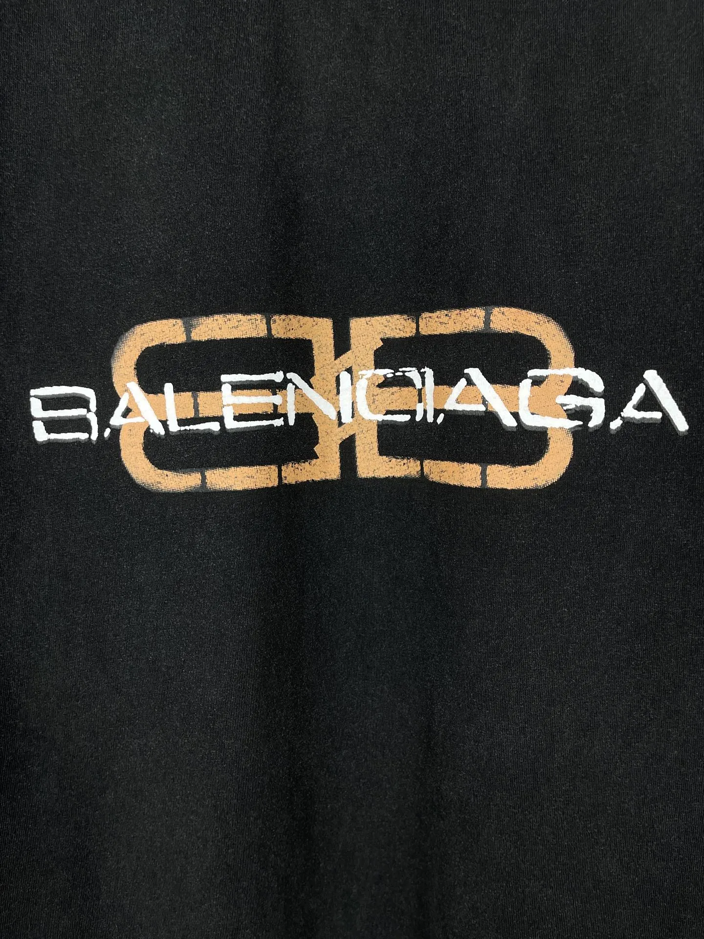 🅿️180 real photos [Top version. Official website quality] BALENCI*GA/Paris. SS25 latest model, Paris new LOGO printed washed and distressed short-sleeved T-shirt. Brick cabinet synchronization. Genuine product developed at the first time, welcome to compare! The fabric is made of Paris ZP custom-woven and dyed cotton double yarn. Weighing 260 grams, the cloth surface is clean. The cloth pattern is clear, soft and comfortable. The threads are dyed with no color difference. The printing uses environmentally friendly imported rubber paddles. The letters are clear and the effect is three-dimensional. Garment wash. The version adopts OS loose shoulder design. Same style for men and women. Code: BL253722 Color: washed black, green Size: XS S M L