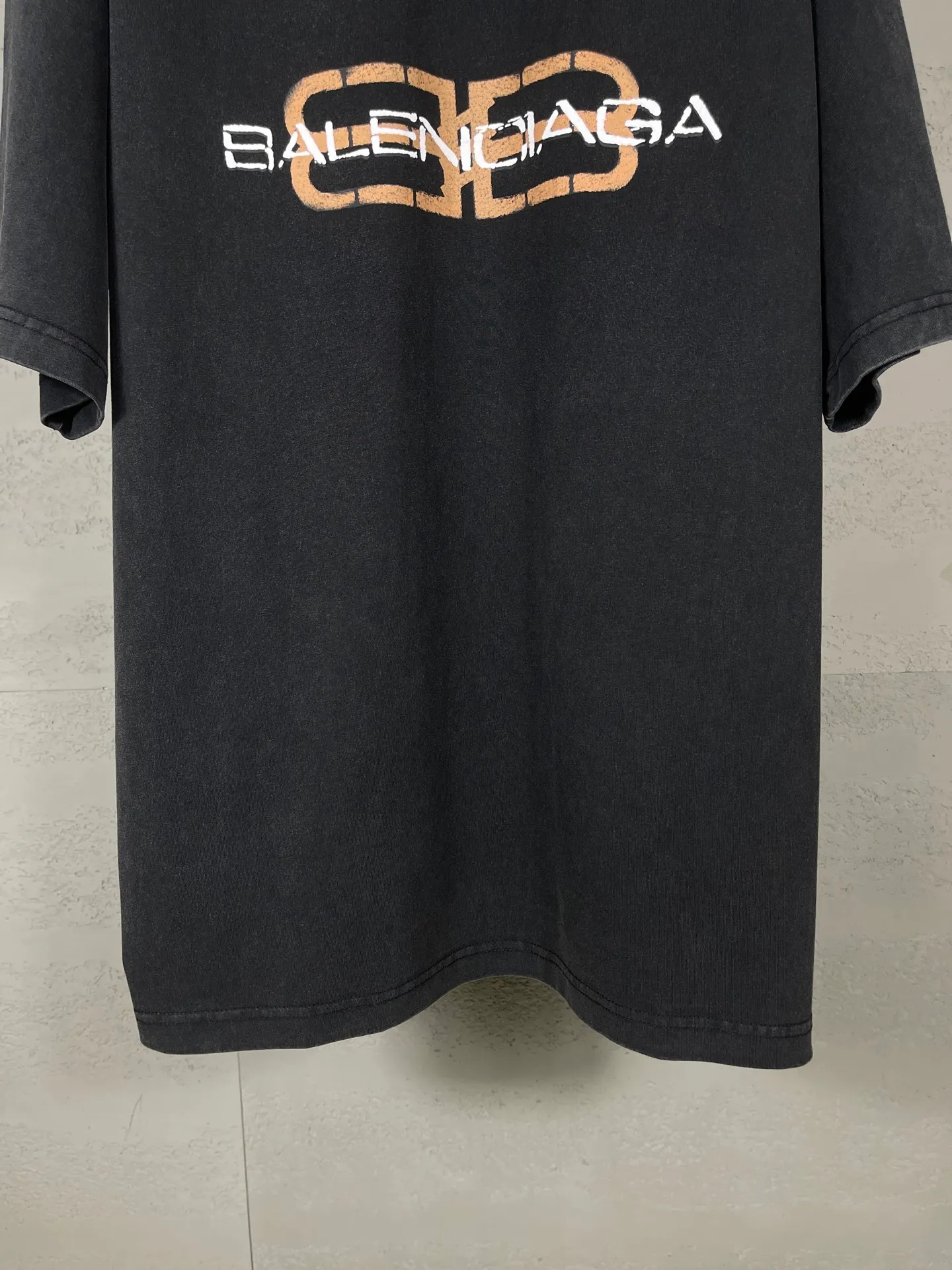 🅿️180 real photos [Top version. Official website quality] BALENCI*GA/Paris. SS25 latest model, Paris new LOGO printed washed and distressed short-sleeved T-shirt. Brick cabinet synchronization. Genuine product developed at the first time, welcome to compare! The fabric is made of Paris ZP custom-woven and dyed cotton double yarn. Weighing 260 grams, the cloth surface is clean. The cloth pattern is clear, soft and comfortable. The threads are dyed with no color difference. The printing uses environmentally friendly imported rubber paddles. The letters are clear and the effect is three-dimensional. Garment wash. The version adopts OS loose shoulder design. Same style for men and women. Code: BL253722 Color: washed black, green Size: XS S M L