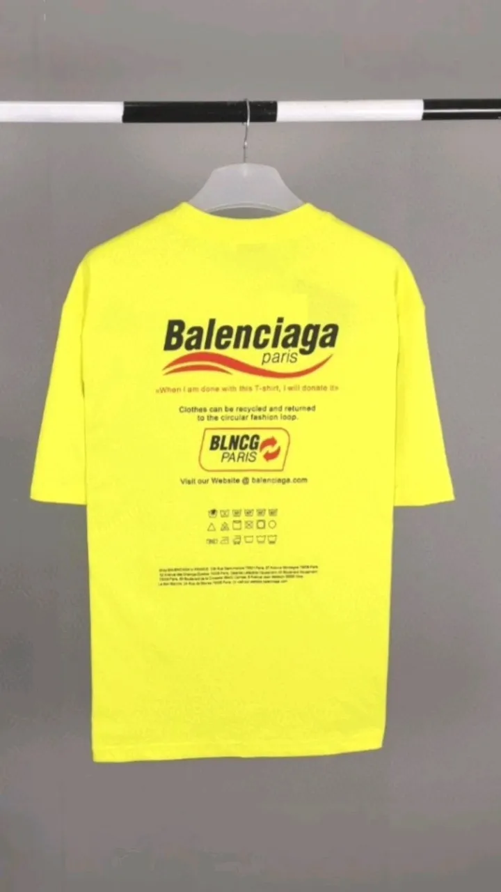 Real shot of the video————The top tested version of Balenciaga’s eco-friendly logo arrow three-color loose breathable cotton short-sleeved T-shirt BLCG is one of the most influential brands in the fashion industry. Founded in 1919 by Cristóbal Balenciaga and settled in Paris in 1936, he led many important fashion movements between 1930 and 1968. The representative ready-to-wear series reflects the identity of the brand - Fabric: Made of 32-count double yarn, 260-gram weight fabric, imported knitted needle carded cotton, with moderate thickness, drape and contour - The front printing screen plate is hand-printed, and the 3D full-color scanned pattern is made into film to ensure the highest degree of printing pattern restoration. The upper and lower LOGO printing has a strong touch texture. The printing material uses environmentally friendly active water slurry and anti-sublimation liquid as the base. The garment is resistant to washing and does not desizing. Color: off-white, fluorescent yellow, navy blue Size: XS-L P:250