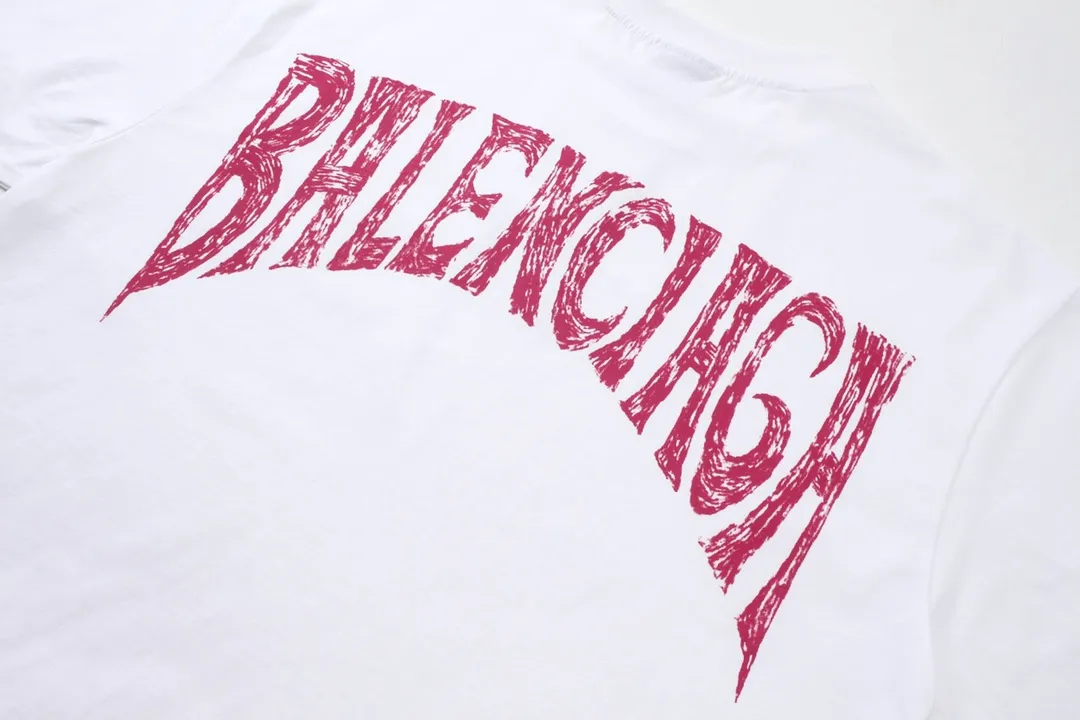 🅿️170 Detailed picture [Top version. Official website quality] BALENCI*GA/Paris. 24SS new sweatshirt, short-sleeved T-shirt with big letters LOGO graffiti on the back. Genuine product is developed at the first time, and the brick cabinet is synchronized. The fabric is made of Paris ZP custom-woven and dyed cotton sweatshirt. The weight is 260 grams, the cloth surface is clean, the cloth pattern is clear, soft and comfortable. The threads are dyed with no color difference. The classic pattern printing uses imported machine direct printing. The effect is three-dimensional and restores the brick cabinet. Different market currencies, welcome to compare. The version adopts OS loose shoulder design. Same style for men and women. Code: BL23301 Color: gray blue. White. Size: XS to L