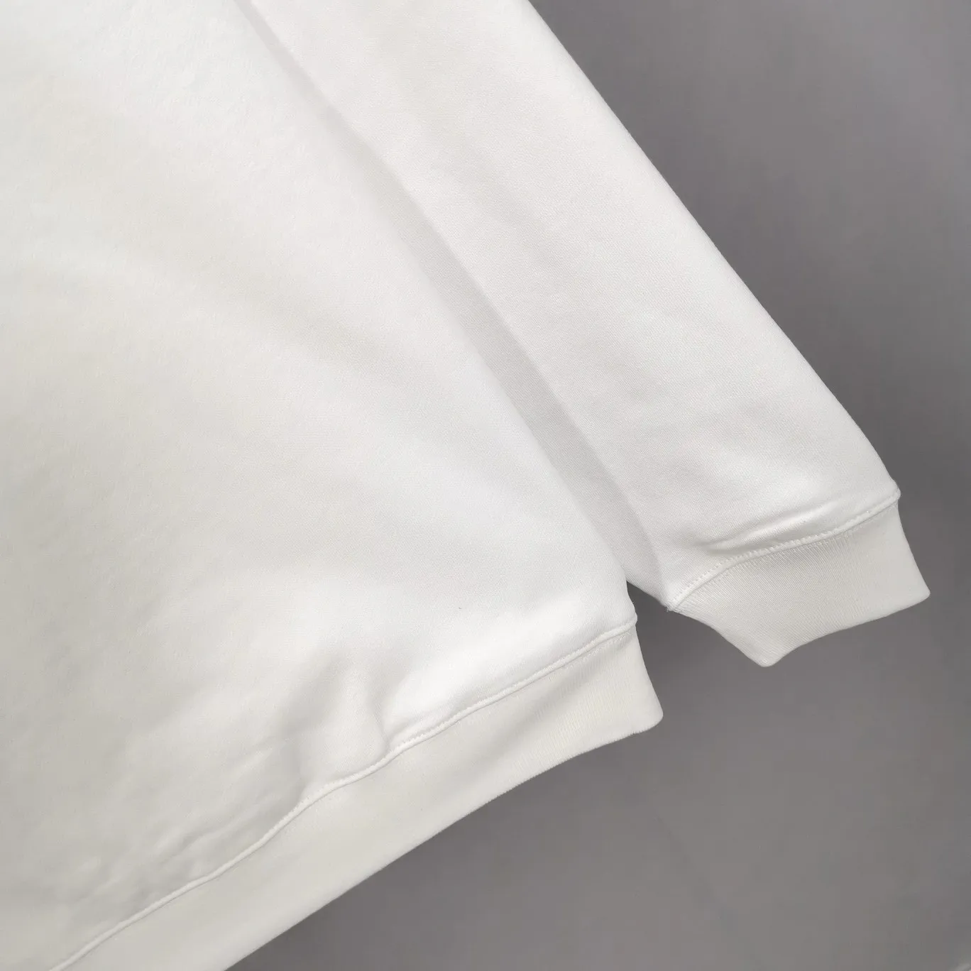 [New] The top tested version of BALENCIAGA pink jelly glue dissolved pure cotton loose breathable trendy brand male and female couples same style short-sleeved design elements are still as simple as ever, the letters on the chest are integrated with the design of melted jelly, giving an instant sense of high-end. 100% looped terry cotton fabric, pre-shrunk and washed, multi-dimensional handle. The printing is dot printing, cross-engraved lettering mold, inkjet-style heat transfer. The gel letters are first made and then fixed on the fabric through high-temperature pressing. The elements are simple and versatile. They look great in any combination. Color: black, white, light gray. Size: XS-L P:450