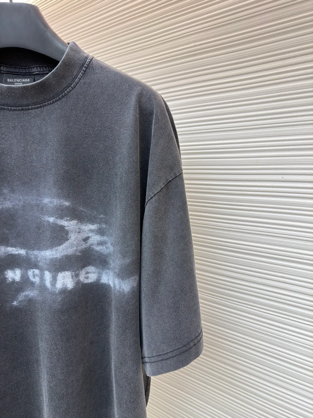 Balenciaga smoke washed short sleeves ●Original version: purchased and developed by 3381 ●Item number: 1682446-A20 ●Fabric: plant batik double yarn cotton fabric ●Technology: washed production ●Color: gray ●Version: loose fit ●Weight: about 270 grams ●Size: XS-S-M-L ●Description: The fabric is made of 220 grams of plant-based batik double yarn cotton. After washing, the surface has a delicate fluffy feel, and it feels like it is wrapped in a layer of soft velvet. The fabric has slight texture wrinkles. The chest printing uses an imported Brother white ink machine - the restored letters and rings have a "smudged raw edge" and the overall old-fashioned feel is completely integrated. It is low-key from a distance and full of details when viewed up close. Deliberately carried out heavy fermentation washing + stone grinding process: the overall color is "charcoal gray background + irregular gray and white stains". The oversize slightly dropped shoulder version has a shoulder line 2cm wider than the regular style, which can hide the shoulder width and body fat without dragging like a "sack"; the length of the dress just covers the hip bones, and can be worn with shorts to expose the waist or jeans to cover the flesh, making it look casual and relaxed for all body types. The overall wiring is straight and delicate, the fabric is comfortable and soft, and the color is consistent without color difference. It can be matched with the same style to create a fashionable look and control various occasions. Customized accessories, complete with three standards, same style for men and women!