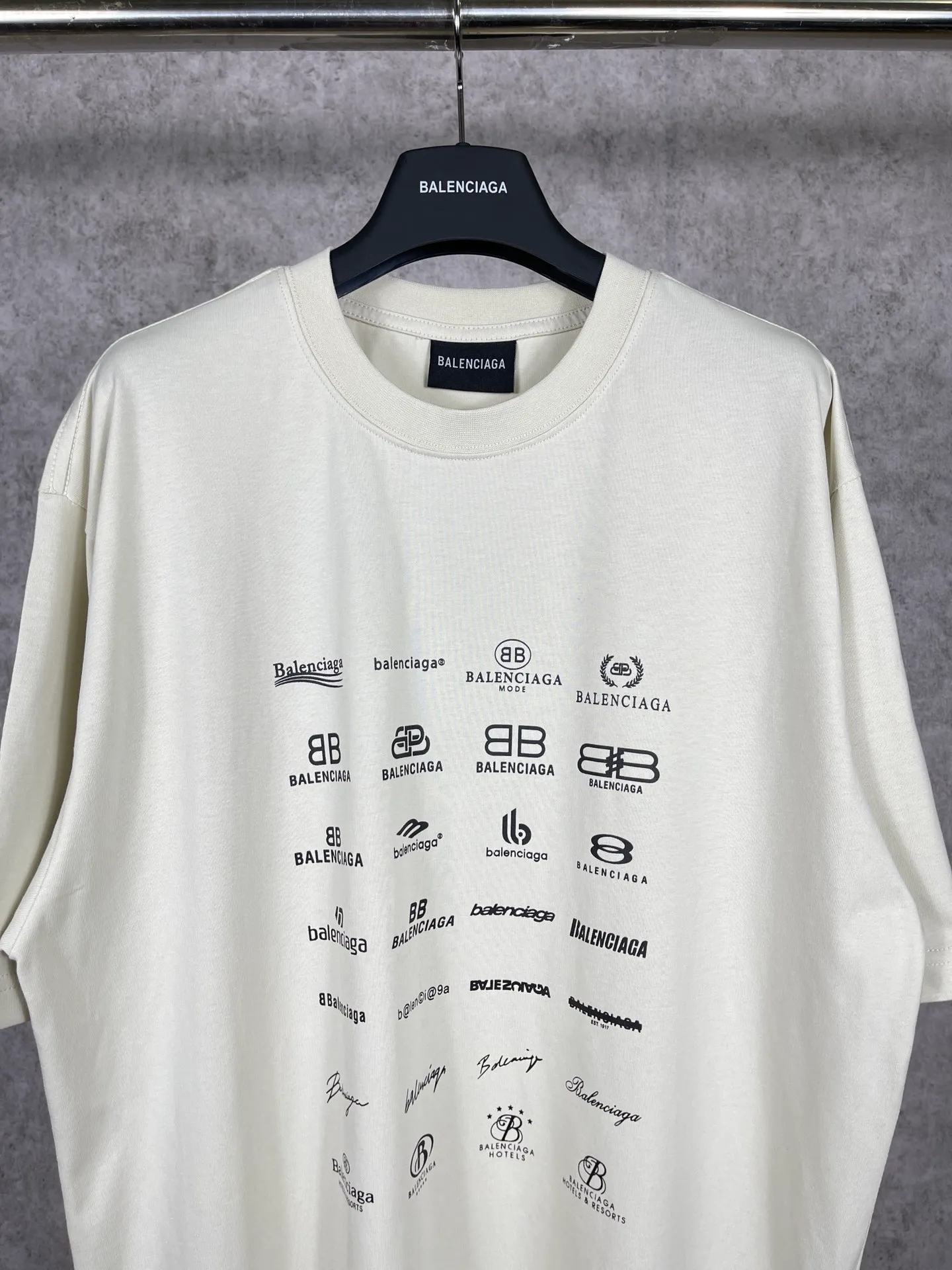 🅿️170 real photos [Top version. Official website quality] BALENCI*GA/Paris BALENCI*GA# 2023 spring and summer new style, printed with classic LOGO collection short-sleeved T-shirt. 2023 spring and summer new product. Brick cabinet synchronization. The fabric is made of Paris ZP custom-woven and dyed 100% cotton double yarn compact cotton. The weight is 260 grams, the cloth surface is clean. The cloth texture is clear. Soft and comfortable. Good color fastness. Not easy to change color. The threads are woven and dyed with no color difference. The printing uses imported environmentally friendly rubber paddles, precision stencils, fine LOGO letters, clear letters, no burrs, and a three-dimensional effect. Restore brick cabinet. The version adopts OS loose shoulder version. Same style for men and women. Code: BL223071 Color: black, beige, pink, smoky gray, white. Size: XS to L