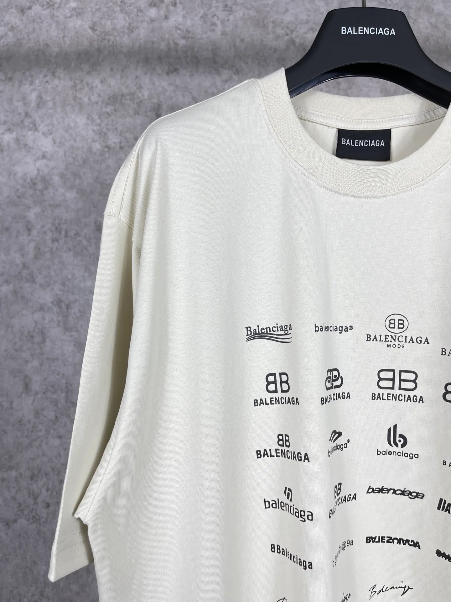 🅿️170 real photos [Top version. Official website quality] BALENCI*GA/Paris BALENCI*GA# 2023 spring and summer new style, printed with classic LOGO collection short-sleeved T-shirt. 2023 spring and summer new product. Brick cabinet synchronization. The fabric is made of Paris ZP custom-woven and dyed 100% cotton double yarn compact cotton. The weight is 260 grams, the cloth surface is clean. The cloth texture is clear. Soft and comfortable. Good color fastness. Not easy to change color. The threads are woven and dyed with no color difference. The printing uses imported environmentally friendly rubber paddles, precision stencils, fine LOGO letters, clear letters, no burrs, and a three-dimensional effect. Restore brick cabinet. The version adopts OS loose shoulder version. Same style for men and women. Code: BL223071 Color: black, beige, pink, smoky gray, white. Size: XS to L