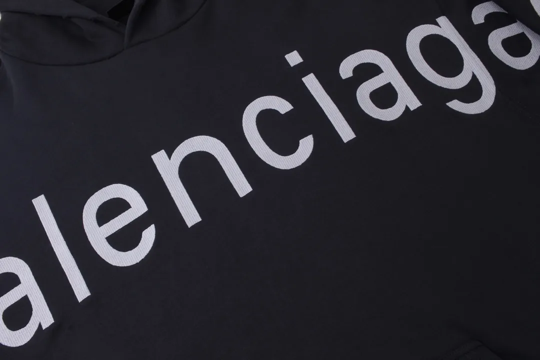 🅿️356 Detailed picture [Top version. Official website quality] BALENCI*GA/Paris BALENCI*GA#2024 latest model, Paris website embroidered letters large LOGO long-sleeved T-shirt. Brick cabinet sync. The first genuine product was developed, with over 200,000 stitches of counter-position embroidery on the chest. Notice! ️Full letter embroidery, welcome to compare! The fabric is made of Paris ZP custom-woven and dyed cotton sweatshirt. The weight is 450 grams. The cloth surface is clean. The cloth pattern is clear. It is soft and comfortable. It has good color fastness and is not easy to change color. The threads are woven and dyed with no color difference. The embroidery is done using imported Tajima embroidery machines. Super 20W needle thread embroidery, accurate positioning, three-dimensional effect, clear lines. No burrs and miscellaneous threads, ultra-high craftsmanship embroidery. The version adopts OS loose shoulder design. Same style for men and women. Code: BL238005 Color: Black. White. Size: XS S M L