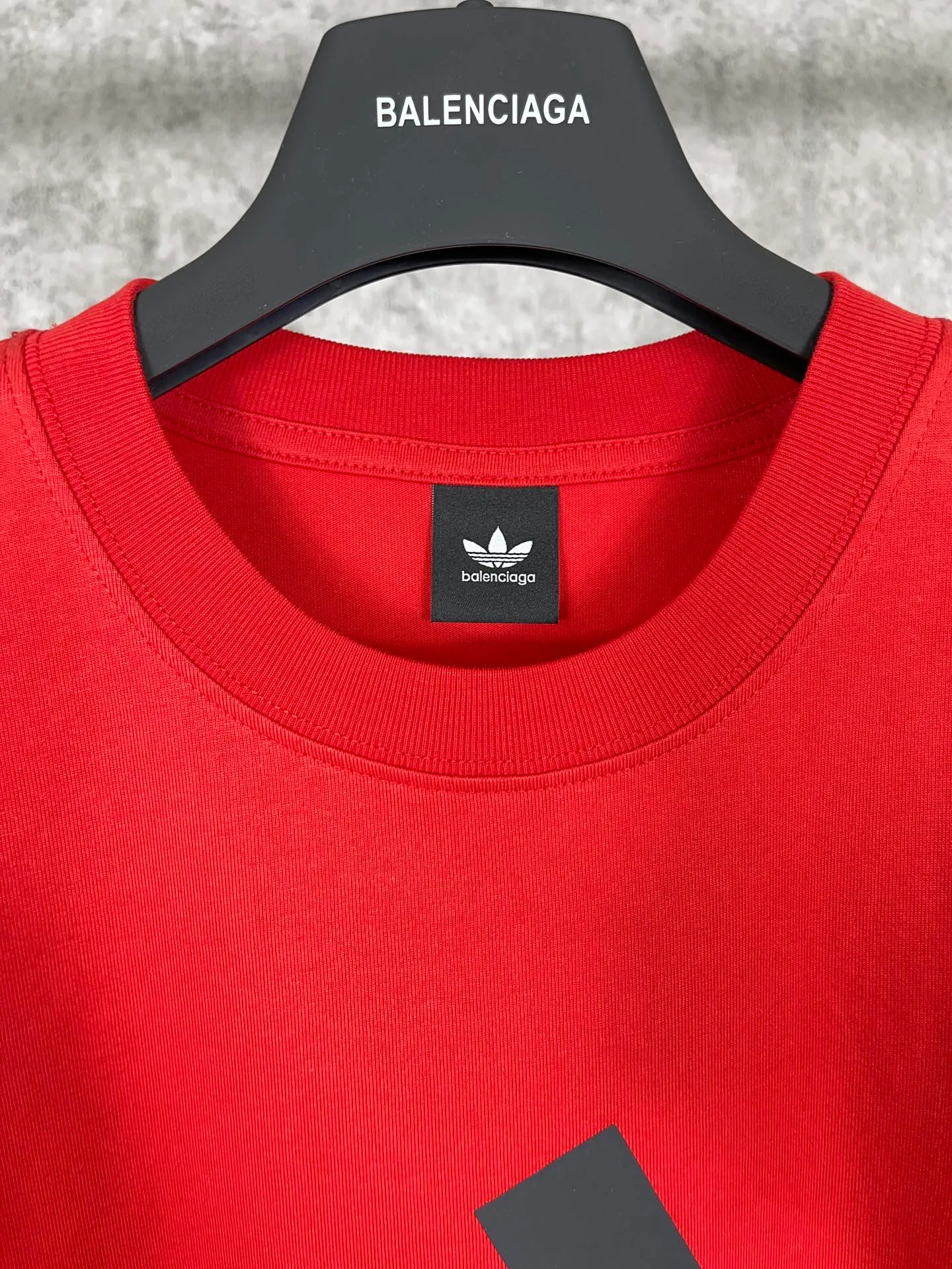 🅿️174 Actual pictures [Top version. Official website quality] BALENCI*GA/Paris co-branded Adidas front classic LOGO combination printed short-sleeved T-shirt# The fabric is made of Paris ZP custom-woven and dyed cotton double yarn. Weighing 260 grams, the cloth surface is clean. The cloth pattern is clear, soft and comfortable. The color fastness is good. It is not easy to change color. The threads are dyed with no color difference. The classic letter LOGO printing uses imported glue. The effect is three-dimensional and has no burrs. It is produced according to the pictures in the Jubie market. Welcome to compare. Restored brick cabinets. The version adopts OS loose shoulder design. Same style for men and women. Code: BL223076 Color: black, white, red, turquoise, sapphire blue Size: XS to L