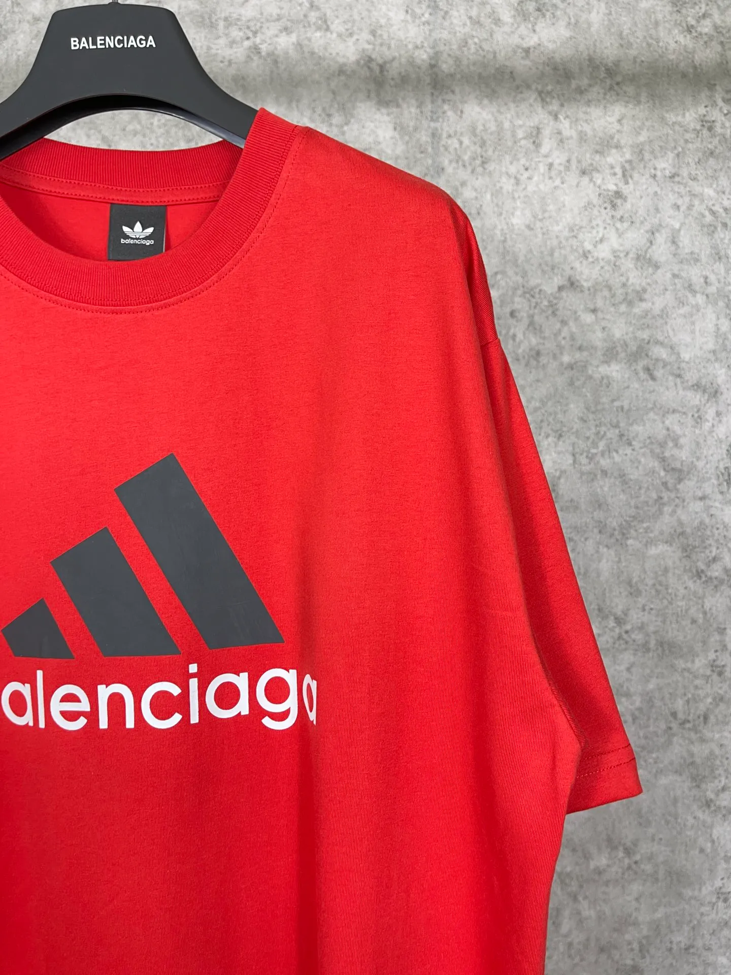 🅿️174 Actual pictures [Top version. Official website quality] BALENCI*GA/Paris co-branded Adidas front classic LOGO combination printed short-sleeved T-shirt# The fabric is made of Paris ZP custom-woven and dyed cotton double yarn. Weighing 260 grams, the cloth surface is clean. The cloth pattern is clear, soft and comfortable. The color fastness is good. It is not easy to change color. The threads are dyed with no color difference. The classic letter LOGO printing uses imported glue. The effect is three-dimensional and has no burrs. It is produced according to the pictures in the Jubie market. Welcome to compare. Restored brick cabinets. The version adopts OS loose shoulder design. Same style for men and women. Code: BL223076 Color: black, white, red, turquoise, sapphire blue Size: XS to L