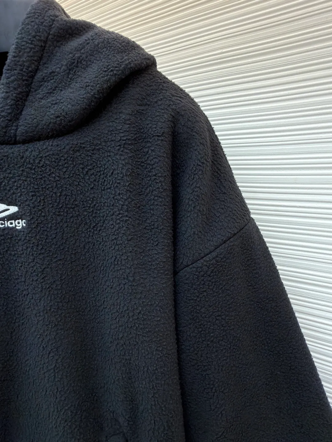 Balenciaga skiwear series Double-sided sherpa teddy bear ski hoodie ●Original version: purchased and developed for 12999 ●Item number: 1681450-A85 ●Fabric: lambswool/teddy velvet fabric ●Technology: embroidery ●Color: black ●Version: loose fit ●Weight: about 1395 grams ●Size: 1-2-3 ●Description: As-is counter 2.3 (the focus is on hoodies) Ordinary sweatshirts are around 10,000 or less. Even the heavy-duty model is priced at around 30,000 in Paris. It is already exaggerated. When I bought this piece, my heart bled. It is really handsome. The fabric is made of 750g teddy velvet that is uniformly dyed as it is. And the double-sided design is really thick. A sweatshirt in the south can survive the winter. No need to add a coat. There is no doubt about the warmth of the real ski series. This fabric is the key point. At that time, the fabric factory would not make it if it was a small quantity, and the cost was twice as expensive as ordinary light fleece. The chest and sleeve cuffs were all operated as they were, and the embroidery was made with an imported embroidery machine. The clarity, including the neatness and the restored three-dimensionality, were very online. All accessories, including the accessories, were molded and customized as they were. The overall wiring is straight and delicate, the fabric is comfortable and soft, and the color is consistent without color difference. It can be matched with the same style to create a fashionable look and control various occasions. Customized accessories, complete with three standards, same style for men and women!