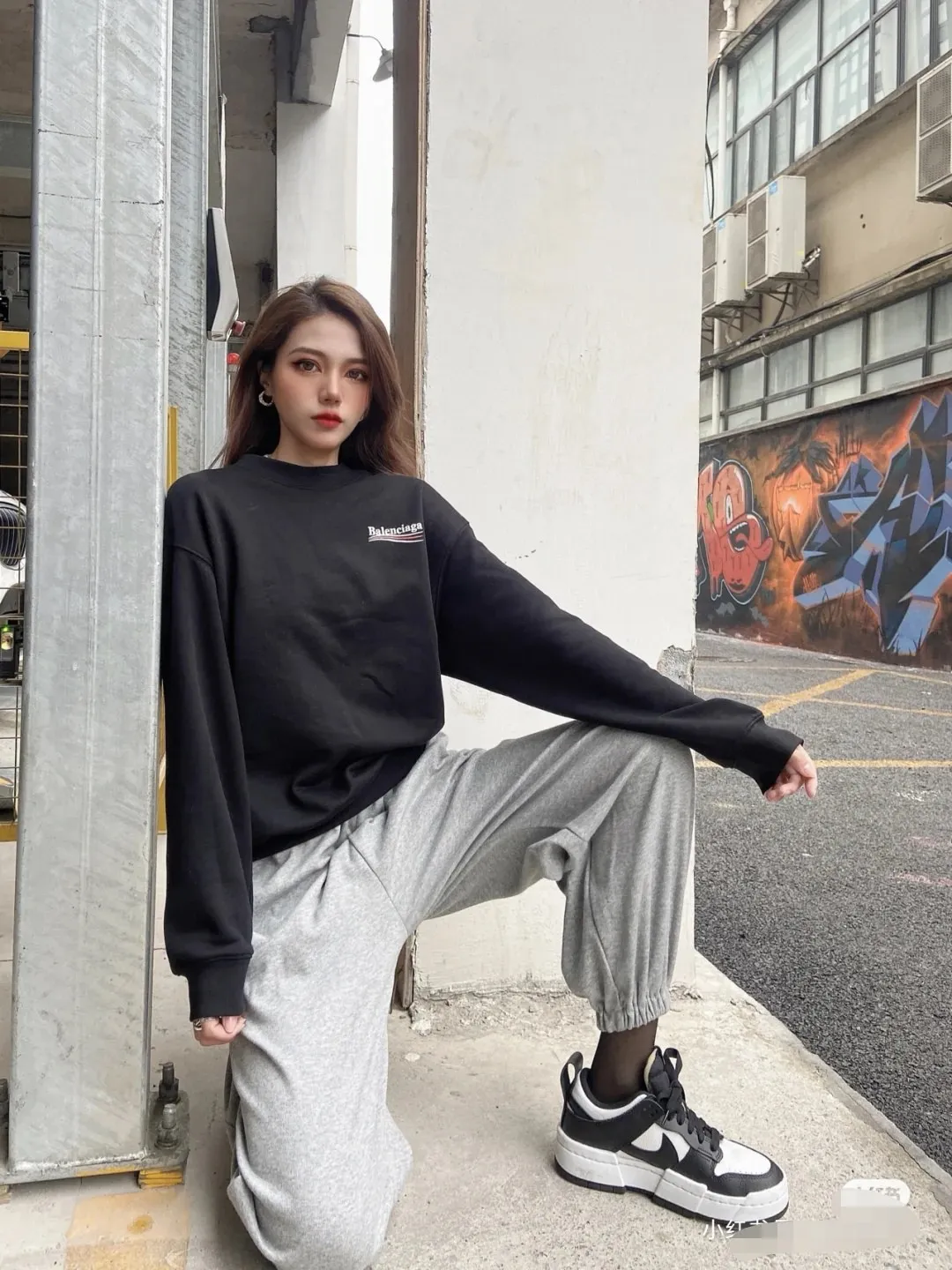 ♻️💯Reference model picture for the upper body❤️Spring and autumn top tested version Balenciaga BALENCIAGA classic cola wave print round neck sweatshirt, ZP pattern original development, 1:1 customized accessories packaging (including logo Sydney paper + new moderator mark + washing + tag) The whole sweatshirt is made of 460 grams of pure cotton large terry, and the wet weight can reach 490, which is full of thickness The printing uses the Israeli Kornit digital direct-injection process. The dye is added with 0.028 granular nano-plastics. When sprayed on the fabric, it has strong adhesion and is not afraid of strong washing and exposure (it is recommended to take care of the clothes), ensuring that the printing will not fall off after wearing. Customized washing, labeling, accessories, and hardware can reach professional standards. The threaded fabric of the whole garment comes from the same vat with 0 color difference. Color: Black Size: XS-L P:350