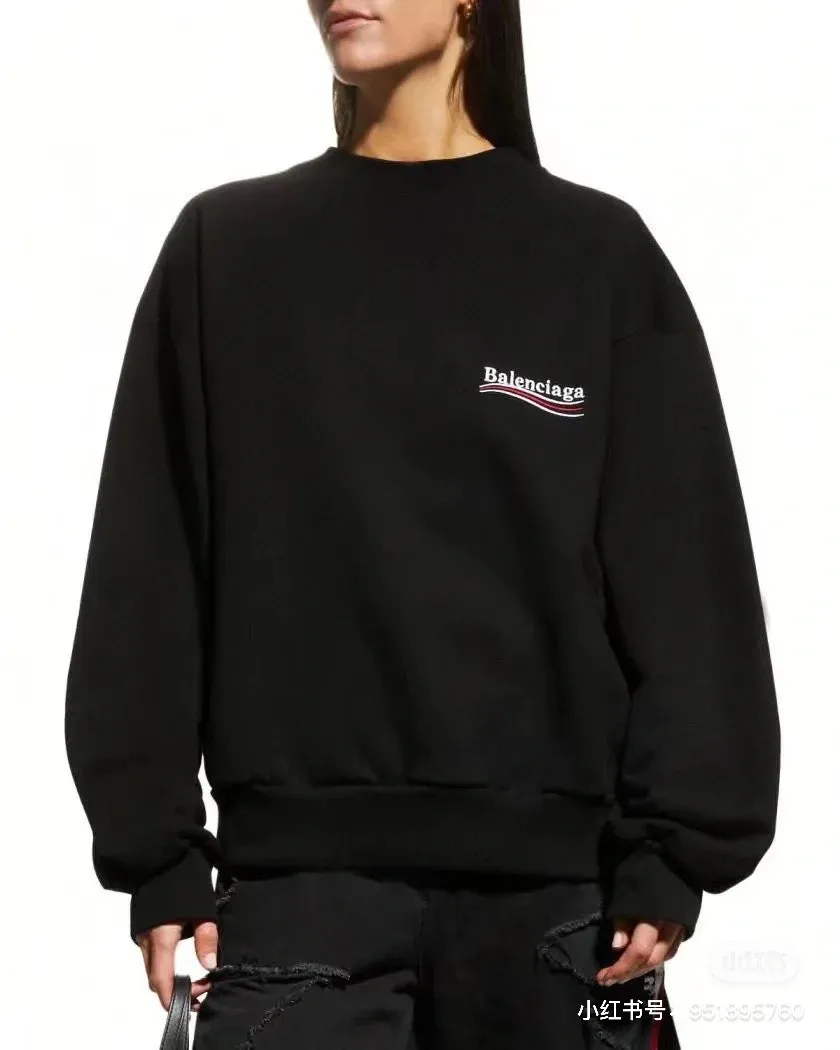 ♻️💯Reference model picture for the upper body❤️Spring and autumn top tested version Balenciaga BALENCIAGA classic cola wave print round neck sweatshirt, ZP pattern original development, 1:1 customized accessories packaging (including logo Sydney paper + new moderator mark + washing + tag) The whole sweatshirt is made of 460 grams of pure cotton large terry, and the wet weight can reach 490, which is full of thickness The printing uses the Israeli Kornit digital direct-injection process. The dye is added with 0.028 granular nano-plastics. When sprayed on the fabric, it has strong adhesion and is not afraid of strong washing and exposure (it is recommended to take care of the clothes), ensuring that the printing will not fall off after wearing. Customized washing, labeling, accessories, and hardware can reach professional standards. The threaded fabric of the whole garment comes from the same vat with 0 color difference. Color: Black Size: XS-L P:350