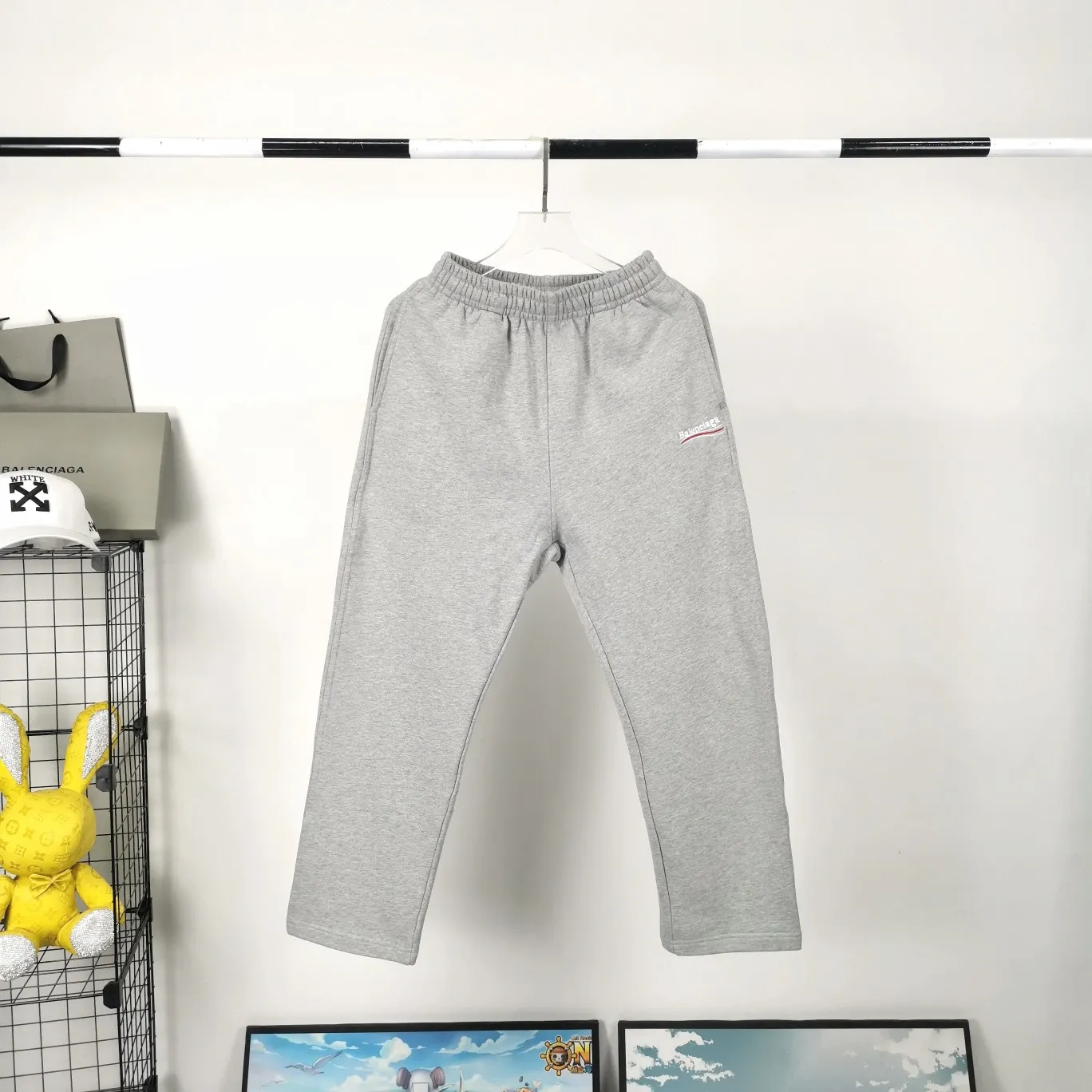 [New arrival] Top tried and tested version Balenciaga 21SS BLCG Balenciaga Wave Coke male and female couple celebrity same style pure cotton terry trousers sweatpants casual pants classic and versatile style is here! With these pants, they look perfect no matter what outfit you wear! Get it now! Customized special fabrics, ready-to-wear washable, soft and comfortable to the touch.  460 grams of dust-free sweatshirt fabric, washed and cut. Imported environmentally friendly water glue is added to the garment and washed twice to ensure consistent printing. Customized wash mark. This year's sincere shorts LOGO adopts Japanese Tajima embroidery technology, and the printing is full and meticulous. Color: Black/Grey/White/Blue Size: XS-L P:370