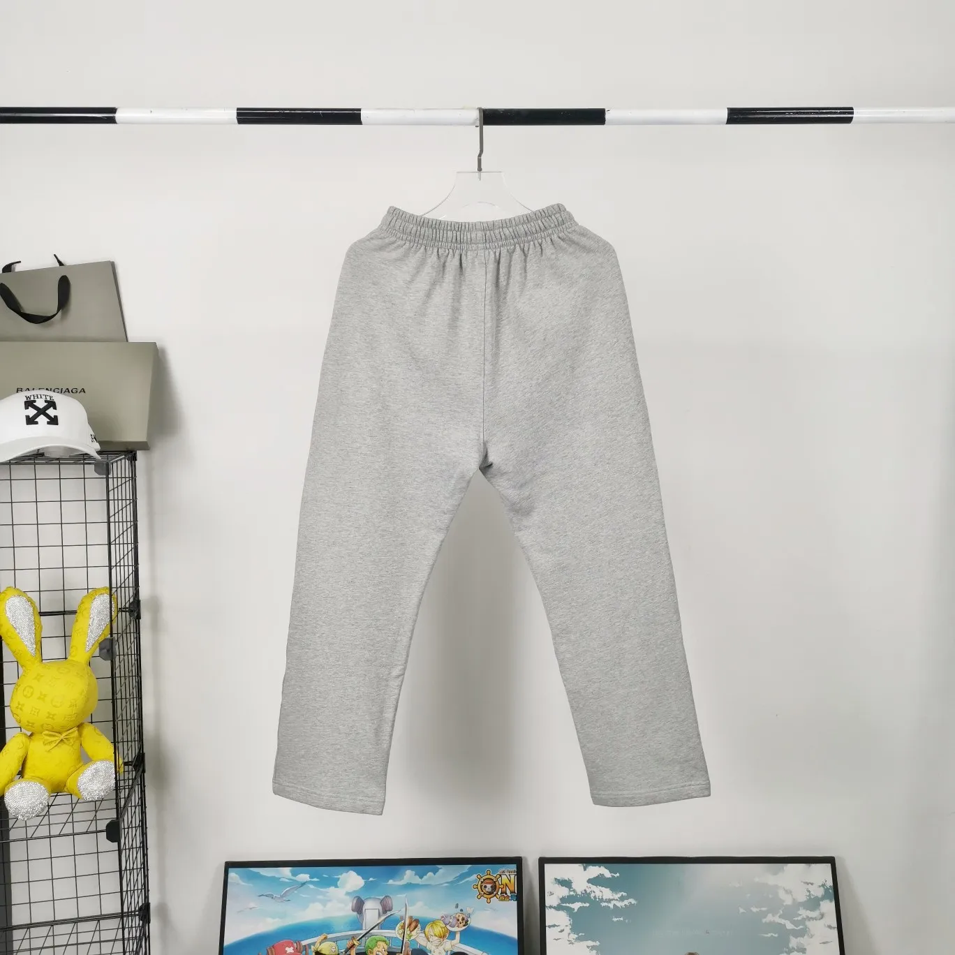[New arrival] Top tried and tested version Balenciaga 21SS BLCG Balenciaga Wave Coke male and female couple celebrity same style pure cotton terry trousers sweatpants casual pants classic and versatile style is here! With these pants, they look perfect no matter what outfit you wear! Get it now! Customized special fabrics, ready-to-wear washable, soft and comfortable to the touch.  460 grams of dust-free sweatshirt fabric, washed and cut. Imported environmentally friendly water glue is added to the garment and washed twice to ensure consistent printing. Customized wash mark. This year's sincere shorts LOGO adopts Japanese Tajima embroidery technology, and the printing is full and meticulous. Color: Black/Grey/White/Blue Size: XS-L P:370