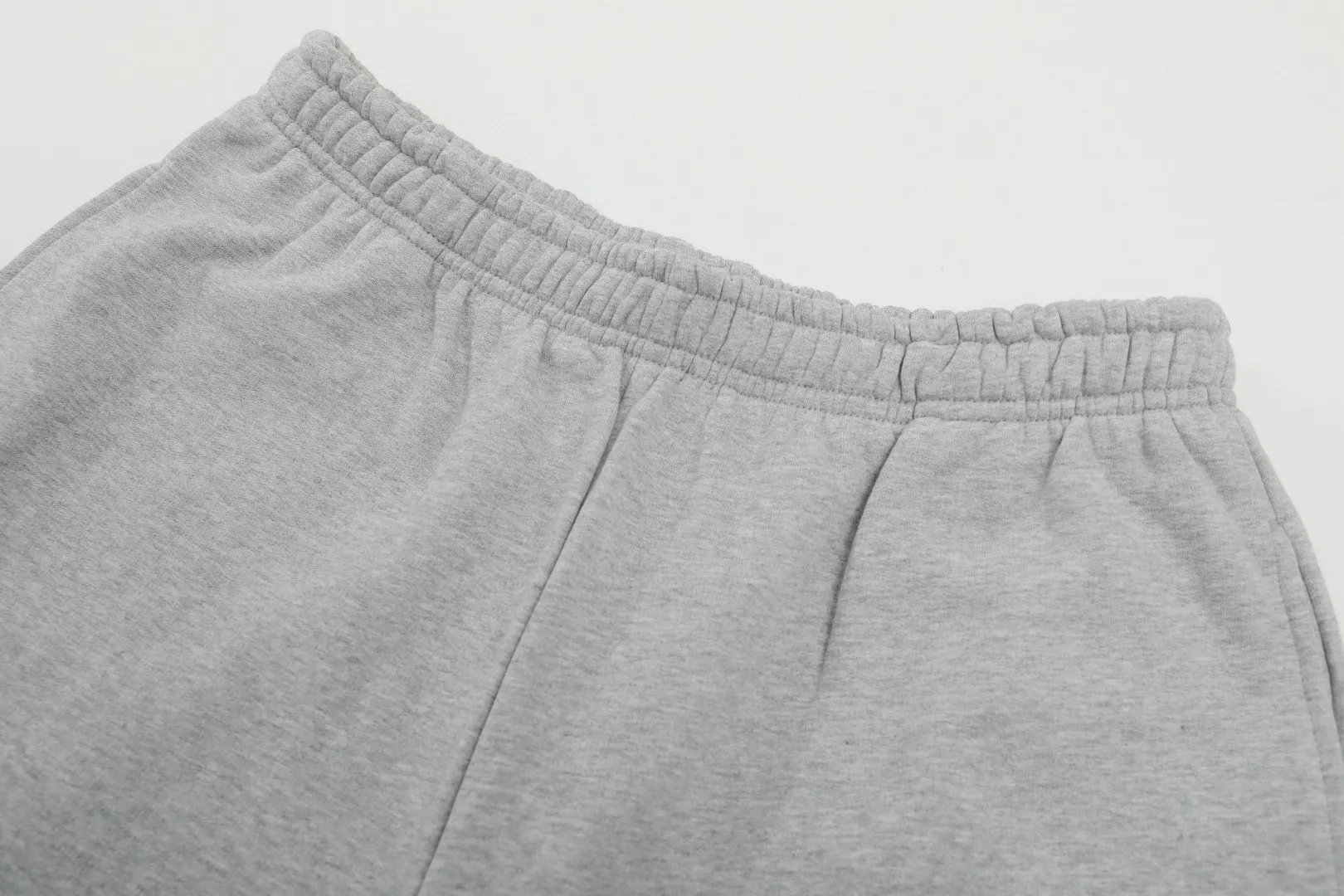 [New arrival] Top tried and tested version Balenciaga 21SS BLCG Balenciaga Wave Coke male and female couple celebrity same style pure cotton terry trousers sweatpants casual pants classic and versatile style is here! With these pants, they look perfect no matter what outfit you wear! Get it now! Customized special fabrics, ready-to-wear washable, soft and comfortable to the touch.  460 grams of dust-free sweatshirt fabric, washed and cut. Imported environmentally friendly water glue is added to the garment and washed twice to ensure consistent printing. Customized wash mark. This year's sincere shorts LOGO adopts Japanese Tajima embroidery technology, and the printing is full and meticulous. Color: Black/Grey/White/Blue Size: XS-L P:370