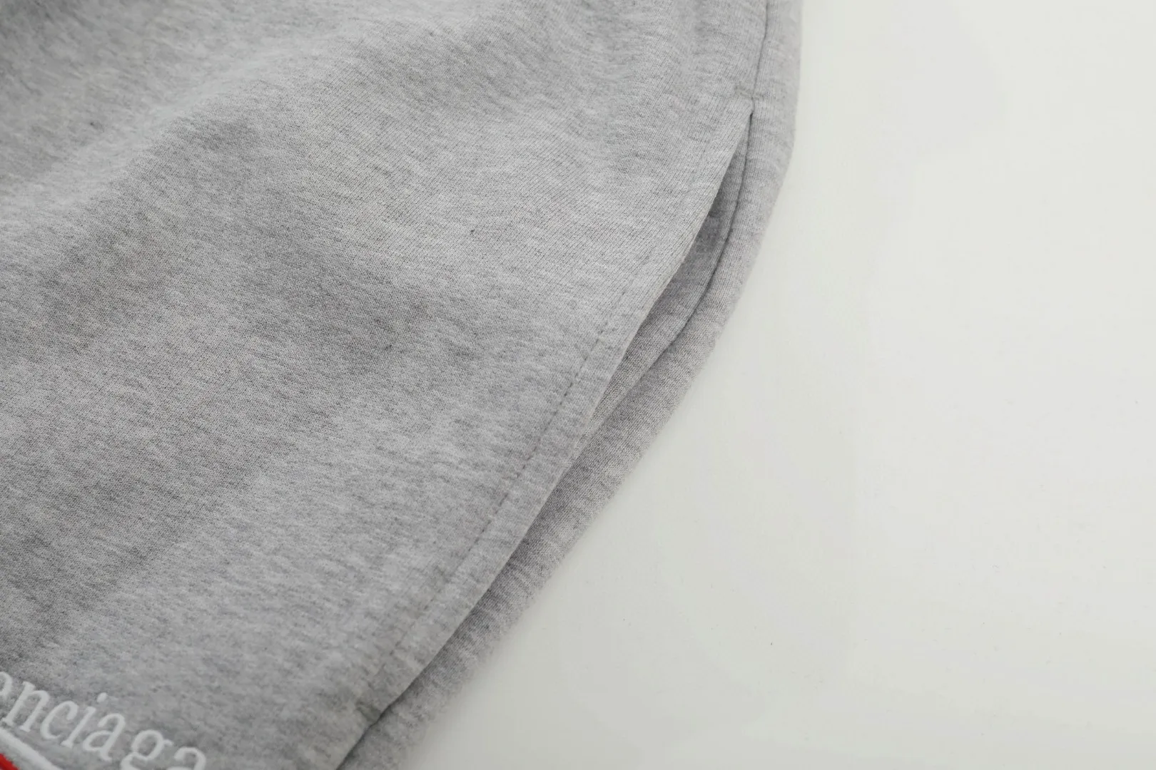 [New arrival] Top tried and tested version Balenciaga 21SS BLCG Balenciaga Wave Coke male and female couple celebrity same style pure cotton terry trousers sweatpants casual pants classic and versatile style is here! With these pants, they look perfect no matter what outfit you wear! Get it now! Customized special fabrics, ready-to-wear washable, soft and comfortable to the touch.  460 grams of dust-free sweatshirt fabric, washed and cut. Imported environmentally friendly water glue is added to the garment and washed twice to ensure consistent printing. Customized wash mark. This year's sincere shorts LOGO adopts Japanese Tajima embroidery technology, and the printing is full and meticulous. Color: Black/Grey/White/Blue Size: XS-L P:370