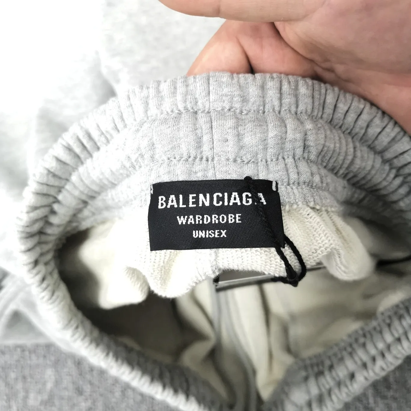 [New arrival] Top tried and tested version Balenciaga 21SS BLCG Balenciaga Wave Coke male and female couple celebrity same style pure cotton terry trousers sweatpants casual pants classic and versatile style is here! With these pants, they look perfect no matter what outfit you wear! Get it now! Customized special fabrics, ready-to-wear washable, soft and comfortable to the touch.  460 grams of dust-free sweatshirt fabric, washed and cut. Imported environmentally friendly water glue is added to the garment and washed twice to ensure consistent printing. Customized wash mark. This year's sincere shorts LOGO adopts Japanese Tajima embroidery technology, and the printing is full and meticulous. Color: Black/Grey/White/Blue Size: XS-L P:370