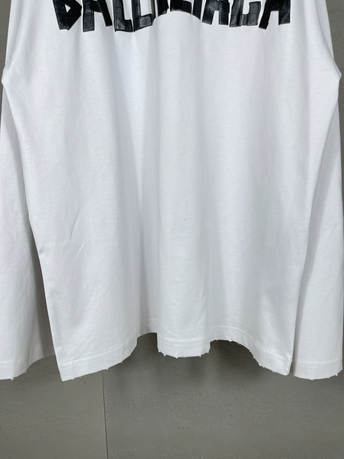 🅿️216 Real photos [Top version. Official website quality] BALENCI*GA/Paris. 23ss latest classic model. Front and rear tape direct printing. Ready-to-wear washed and worn long-sleeved T-shirt. Genuine product developed at the first time, brick cabinet synchronization. Welcome to compare. The fabric is made of Paris ZP custom-woven and dyed 100% cotton with double-yarn compact cotton. The weight is 260 grams. The cloth surface is clean. The cloth pattern is clear, soft and comfortable, and the threads are dyed with no color difference. The classic pattern is directly sprayed by a direct injection machine. Environmentally friendly imported materials, three-dimensional effect. Restored brick cabinet. The garments were washed and aged, and polished by many hands. Produced by ultra-heavy craftsmanship, the market currency is very different, welcome to compare. The version adopts OS loose shoulder design. The same style for men and women. Code: BL225003 Color: dark blue gray, off-white, burgundy, green, black blue, fog blue Size: XS S M L