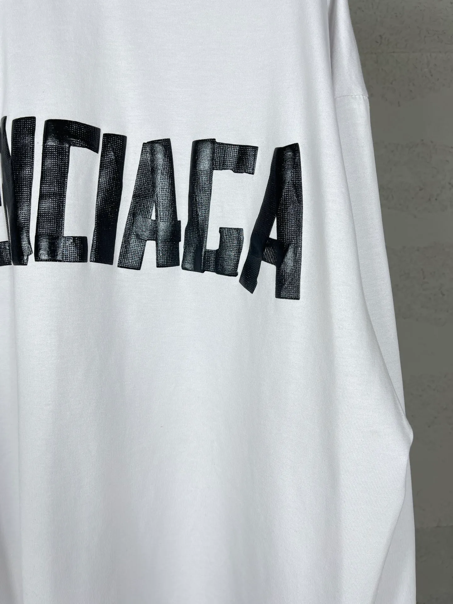 🅿️216 Real photos [Top version. Official website quality] BALENCI*GA/Paris. 23ss latest classic model. Front and rear tape direct printing. Ready-to-wear washed and worn long-sleeved T-shirt. Genuine product developed at the first time, brick cabinet synchronization. Welcome to compare. The fabric is made of Paris ZP custom-woven and dyed 100% cotton with double-yarn compact cotton. The weight is 260 grams. The cloth surface is clean. The cloth pattern is clear, soft and comfortable, and the threads are dyed with no color difference. The classic pattern is directly sprayed by a direct injection machine. Environmentally friendly imported materials, three-dimensional effect. Restored brick cabinet. The garments were washed and aged, and polished by many hands. Produced by ultra-heavy craftsmanship, the market currency is very different, welcome to compare. The version adopts OS loose shoulder design. The same style for men and women. Code: BL225003 Color: dark blue gray, off-white, burgundy, green, black blue, fog blue Size: XS S M L
