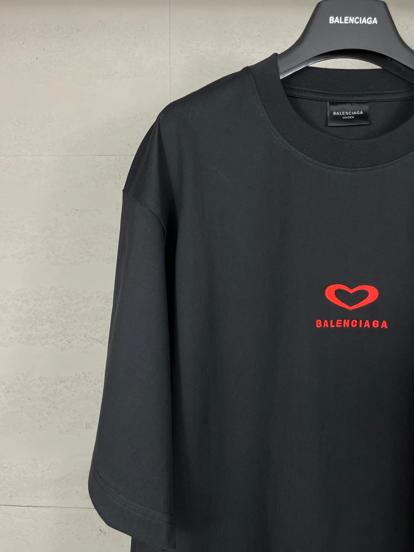 🅿️186 real photos [Top version. Official website quality] BALENCI*GA/Paris. SS25 latest model, Paris Chinese Valentine's Day limited edition, short-sleeved T-shirt with love LOGO embroidery on the front and love LOGO printing on the back. Brick cabinet synchronization. Genuine product developed at the first time, welcome to compare! The fabric is made of Paris ZP custom-woven and dyed cotton double yarn. Weighing 260 grams, the cloth surface is clean. The cloth pattern is clear, soft and comfortable. The threads are dyed with no color difference. The embroidery is done using imported Tajima embroidery machines. The printing uses environmentally friendly imported rubber paddles. The letters are clear and the effect is three-dimensional. The version adopts OS loose shoulder design. Same style for men and women. Code: BL253721 Color: black, red, pink, off-white Size: XS S M L