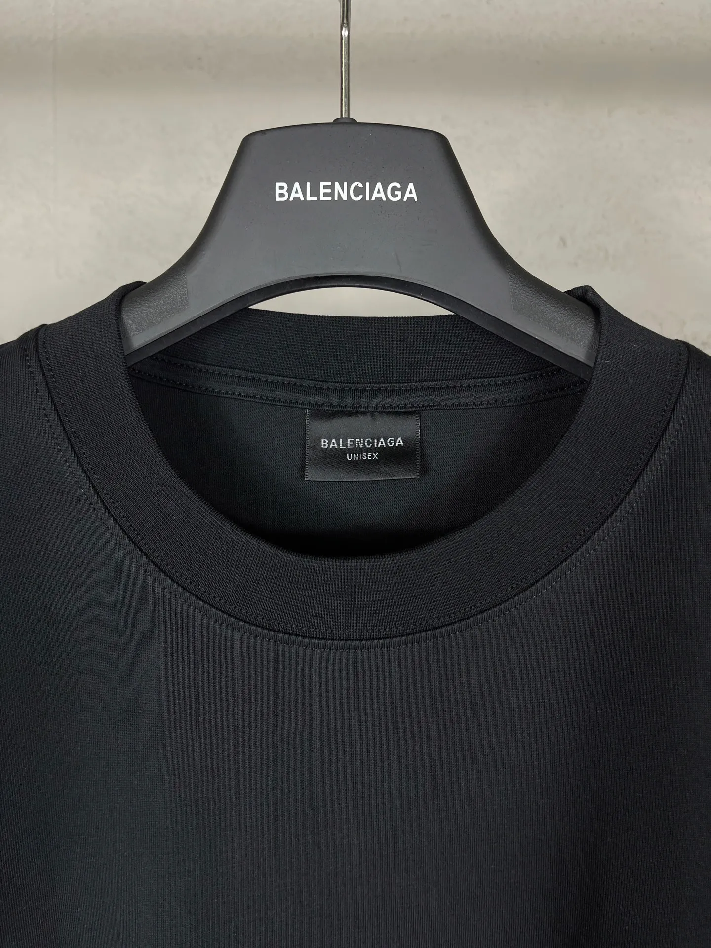 🅿️186 real photos [Top version. Official website quality] BALENCI*GA/Paris. SS25 latest model, Paris Chinese Valentine's Day limited edition, short-sleeved T-shirt with love LOGO embroidery on the front and love LOGO printing on the back. Brick cabinet synchronization. Genuine product developed at the first time, welcome to compare! The fabric is made of Paris ZP custom-woven and dyed cotton double yarn. Weighing 260 grams, the cloth surface is clean. The cloth pattern is clear, soft and comfortable. The threads are dyed with no color difference. The embroidery is done using imported Tajima embroidery machines. The printing uses environmentally friendly imported rubber paddles. The letters are clear and the effect is three-dimensional. The version adopts OS loose shoulder design. Same style for men and women. Code: BL253721 Color: black, red, pink, off-white Size: XS S M L