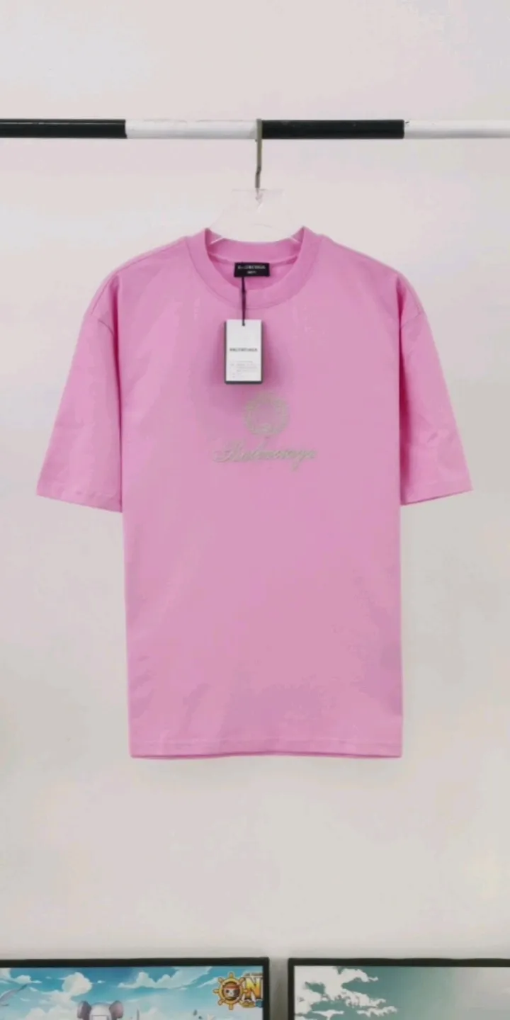 Real shot of the video————The top tested version of BALENCIAGA Balenciaga three-dimensional art embroidery Cupid badge Tanabata Valentine's Day limited edition pure cotton short-sleeved T-shirt for male and female couples stars Tanabata limited edition Cupid gold thread embroidered short-sleeved T-shirt Using imported Tajima machine, the embroidery effect is three-dimensional and full, first-class craftsmanship, the quality is visible to the naked eye, the overall font size, spacing, and detail features of the pattern are restored. The Cupid portrait is outlined by flat embroidery. The surrounding main body adopts precision three-dimensional embroidery technology. The embroidery is very fine and the needlework is dense. The fonts are clear and the lines and three-dimensional sense are strong. It highly restores the yb effect. Custom-woven and dyed 280g top-quality combed cotton fabric. The threads are in the same cylinder with 0 color difference. Exclusive and high-quality. Welcome to compare. Same style for men and women. Color: white, black, pink. Size: XS-L P:260
