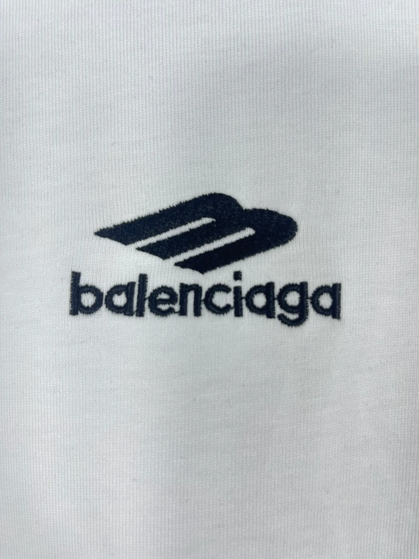 🅿️174 Real photos [Top version. Official website quality] BALENCI*GA/Paris BALENCI*GA# New model, 2025 new ski series 3B classic LOGO, short-sleeved T-shirt with micro-label embroidery on the left and right cuffs of the chest. Brick cabinet synchronization. Welcome to compare. The fabric is made of Paris ZP custom-woven and dyed 100% cotton double-yarn compact cotton. The weight is 260 grams. The cloth surface is clean. The cloth pattern is clear. It is soft and comfortable. It has good color fastness and is not easy to change color. The threads are woven and dyed with no color difference. The embroidery is done using a Tajima embroidery machine, and the letters are three-dimensional. Comparisons welcome. Restore brick cabinet. The version adopts OS loose shoulder version. Same style for men and women. Code: BL223612 Color: black, white Size: XS S M L