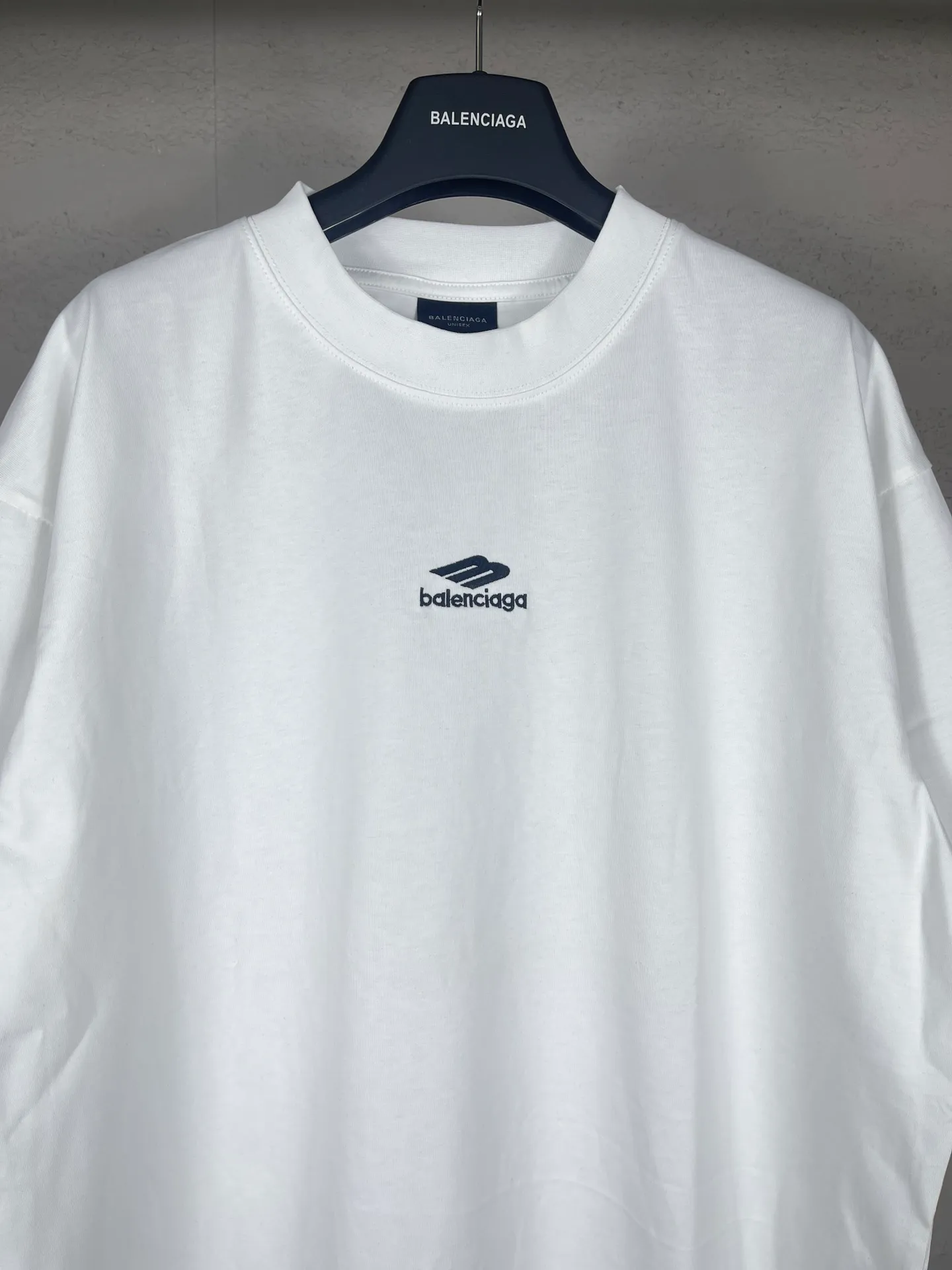 🅿️174 Real photos [Top version. Official website quality] BALENCI*GA/Paris BALENCI*GA# New model, 2025 new ski series 3B classic LOGO, short-sleeved T-shirt with micro-label embroidery on the left and right cuffs of the chest. Brick cabinet synchronization. Welcome to compare. The fabric is made of Paris ZP custom-woven and dyed 100% cotton double-yarn compact cotton. The weight is 260 grams. The cloth surface is clean. The cloth pattern is clear. It is soft and comfortable. It has good color fastness and is not easy to change color. The threads are woven and dyed with no color difference. The embroidery is done using a Tajima embroidery machine, and the letters are three-dimensional. Comparisons welcome. Restore brick cabinet. The version adopts OS loose shoulder version. Same style for men and women. Code: BL223612 Color: black, white Size: XS S M L