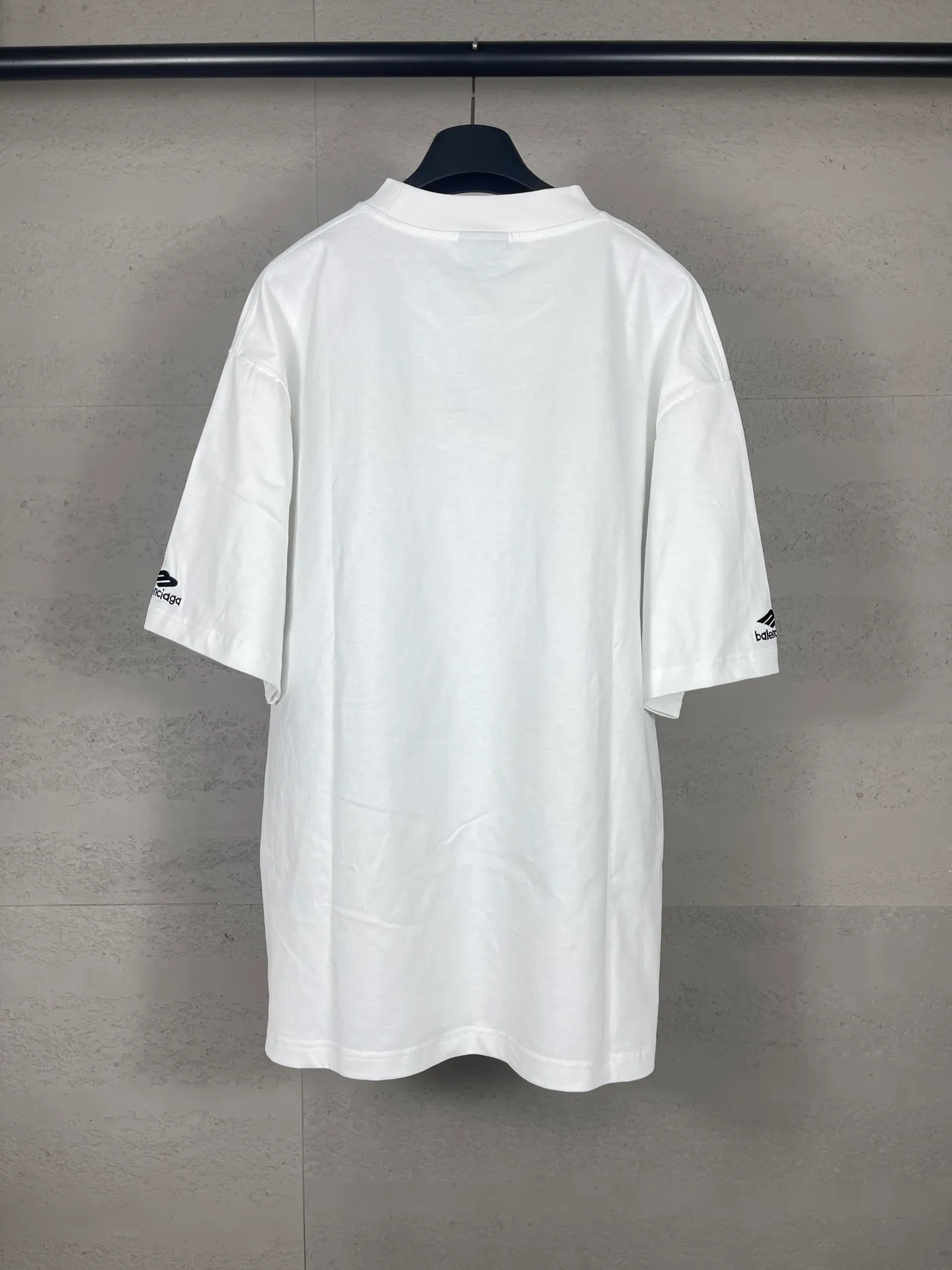 🅿️174 Real photos [Top version. Official website quality] BALENCI*GA/Paris BALENCI*GA# New model, 2025 new ski series 3B classic LOGO, short-sleeved T-shirt with micro-label embroidery on the left and right cuffs of the chest. Brick cabinet synchronization. Welcome to compare. The fabric is made of Paris ZP custom-woven and dyed 100% cotton double-yarn compact cotton. The weight is 260 grams. The cloth surface is clean. The cloth pattern is clear. It is soft and comfortable. It has good color fastness and is not easy to change color. The threads are woven and dyed with no color difference. The embroidery is done using a Tajima embroidery machine, and the letters are three-dimensional. Comparisons welcome. Restore brick cabinet. The version adopts OS loose shoulder version. Same style for men and women. Code: BL223612 Color: black, white Size: XS S M L