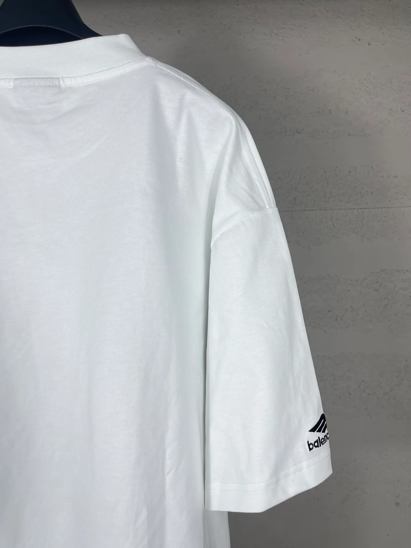 🅿️174 Real photos [Top version. Official website quality] BALENCI*GA/Paris BALENCI*GA# New model, 2025 new ski series 3B classic LOGO, short-sleeved T-shirt with micro-label embroidery on the left and right cuffs of the chest. Brick cabinet synchronization. Welcome to compare. The fabric is made of Paris ZP custom-woven and dyed 100% cotton double-yarn compact cotton. The weight is 260 grams. The cloth surface is clean. The cloth pattern is clear. It is soft and comfortable. It has good color fastness and is not easy to change color. The threads are woven and dyed with no color difference. The embroidery is done using a Tajima embroidery machine, and the letters are three-dimensional. Comparisons welcome. Restore brick cabinet. The version adopts OS loose shoulder version. Same style for men and women. Code: BL223612 Color: black, white Size: XS S M L