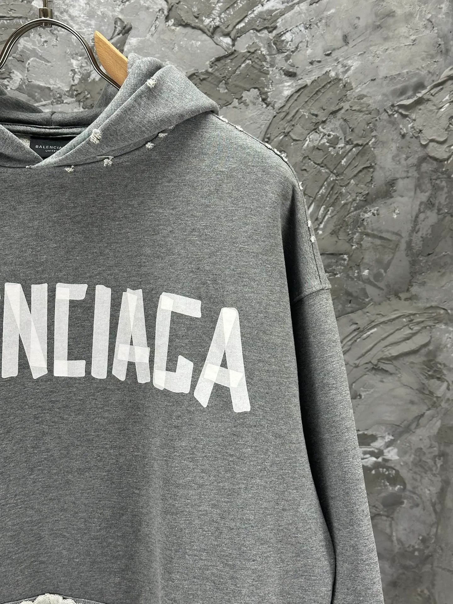 🅿️420 BALENCI*GA 24ss Paris hot-selling tape hooded sweatshirt. The front and back panels are printed with tape direct printing. Many hand-made. The ready-made garments are washed and worn. The cloth surface is clean. The cloth pattern is clear, super heavy work. Soft and comfortable. Exclusively pattern-woven and dyed 450g fabric. The threads are dyed in the same cylinder with zero color difference. Different from the market currency. The version adopts os loose shoulder version. Welcome to compare. Same style for men and women -Color: iron gray blue Paris blue washed black burgundy fluorescent yellow green khaki -SIZE: XS S M L style number 8912#