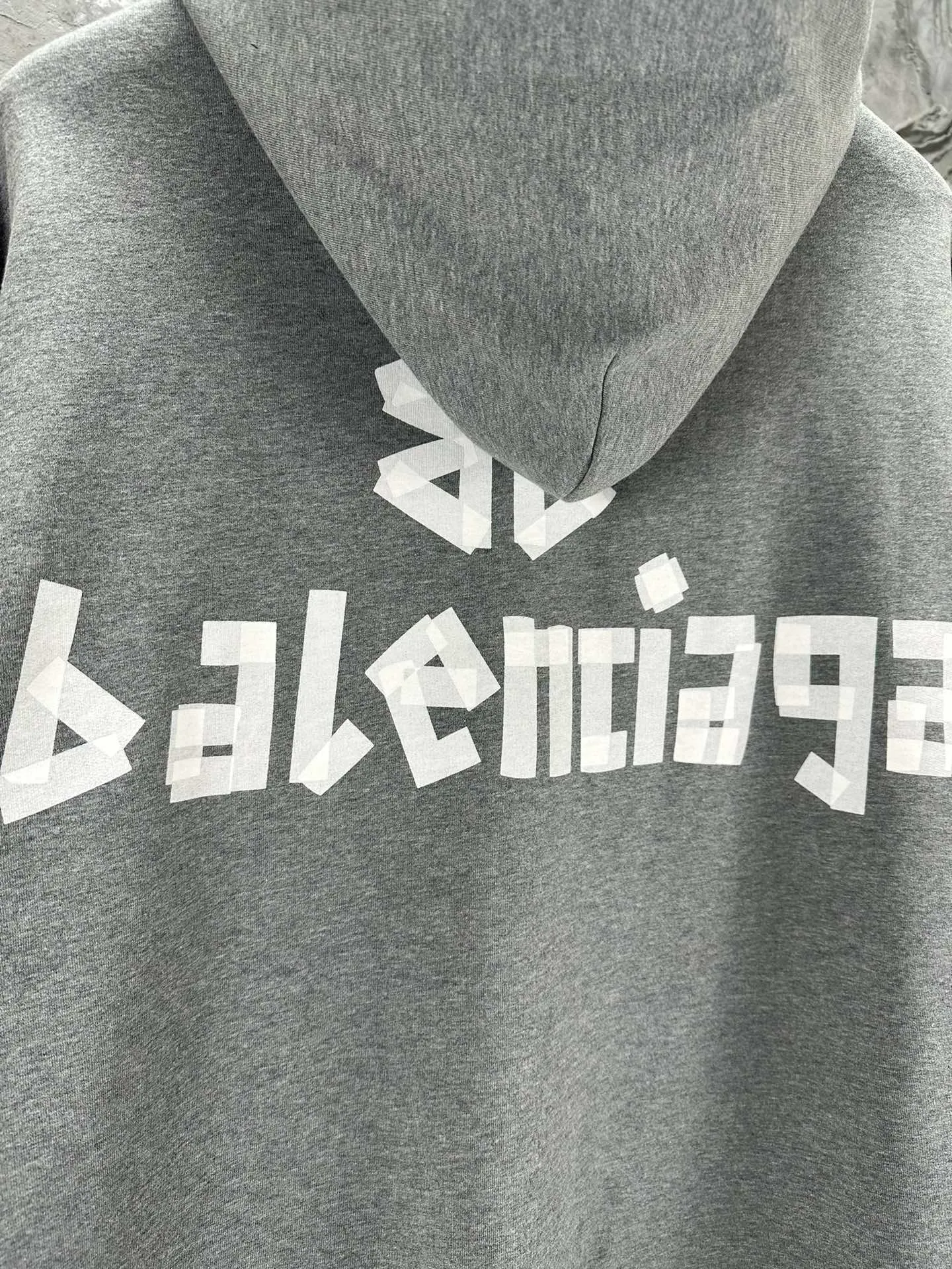 🅿️420 BALENCI*GA 24ss Paris hot-selling tape hooded sweatshirt. The front and back panels are printed with tape direct printing. Many hand-made. The ready-made garments are washed and worn. The cloth surface is clean. The cloth pattern is clear, super heavy work. Soft and comfortable. Exclusively pattern-woven and dyed 450g fabric. The threads are dyed in the same cylinder with zero color difference. Different from the market currency. The version adopts os loose shoulder version. Welcome to compare. Same style for men and women -Color: iron gray blue Paris blue washed black burgundy fluorescent yellow green khaki -SIZE: XS S M L style number 8912#