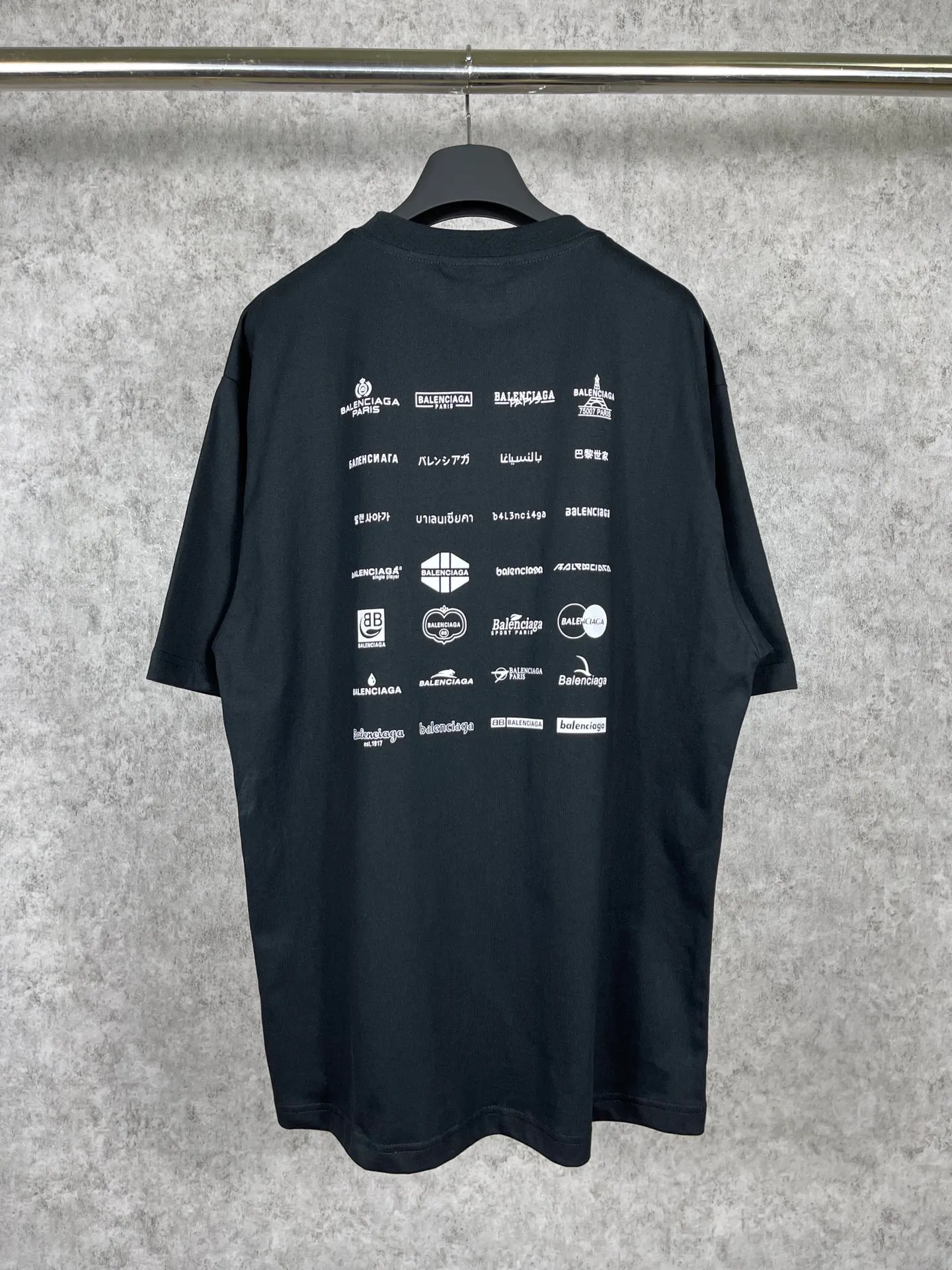 🅿️170 real photos [Top version. Official website quality] BALENCI*GA/Paris BALENCI*GA# 2023 spring and summer new style, printed with classic LOGO collection short-sleeved T-shirt. 2023 spring and summer new product. Brick cabinet synchronization. The fabric is made of Paris ZP custom-woven and dyed 100% cotton double yarn compact cotton. The weight is 260 grams, the cloth surface is clean. The cloth texture is clear. Soft and comfortable. Good color fastness. Not easy to change color. The threads are woven and dyed with no color difference. The printing uses imported environmentally friendly rubber paddles, precision stencils, fine LOGO letters, clear letters, no burrs, and a three-dimensional effect. Restore brick cabinet. The version adopts OS loose shoulder version. Same style for men and women. Code: BL223071 Color: black, beige, pink, smoky gray, white. Size: XS to L