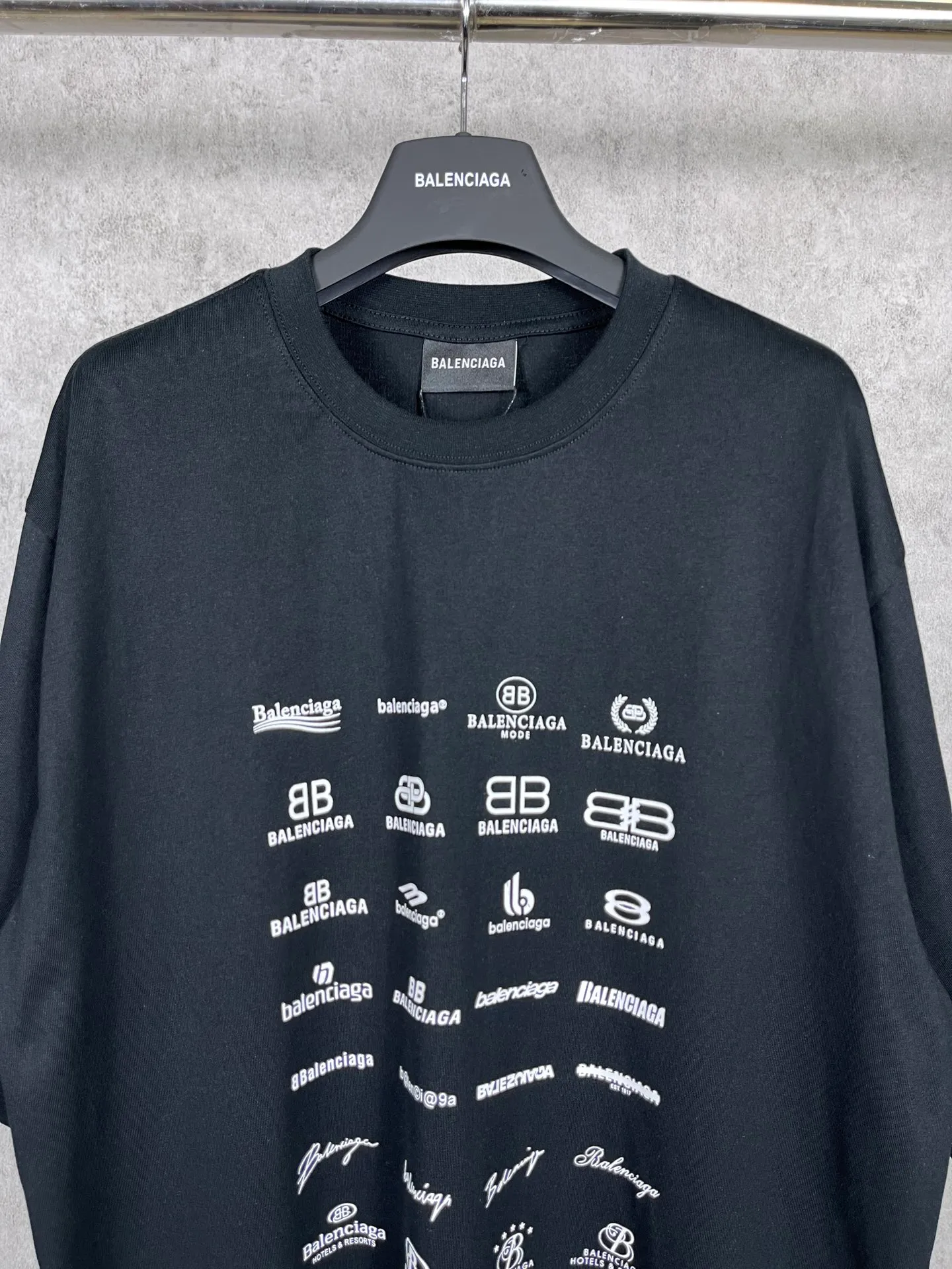 🅿️170 real photos [Top version. Official website quality] BALENCI*GA/Paris BALENCI*GA# 2023 spring and summer new style, printed with classic LOGO collection short-sleeved T-shirt. 2023 spring and summer new product. Brick cabinet synchronization. The fabric is made of Paris ZP custom-woven and dyed 100% cotton double yarn compact cotton. The weight is 260 grams, the cloth surface is clean. The cloth texture is clear. Soft and comfortable. Good color fastness. Not easy to change color. The threads are woven and dyed with no color difference. The printing uses imported environmentally friendly rubber paddles, precision stencils, fine LOGO letters, clear letters, no burrs, and a three-dimensional effect. Restore brick cabinet. The version adopts OS loose shoulder version. Same style for men and women. Code: BL223071 Color: black, beige, pink, smoky gray, white. Size: XS to L