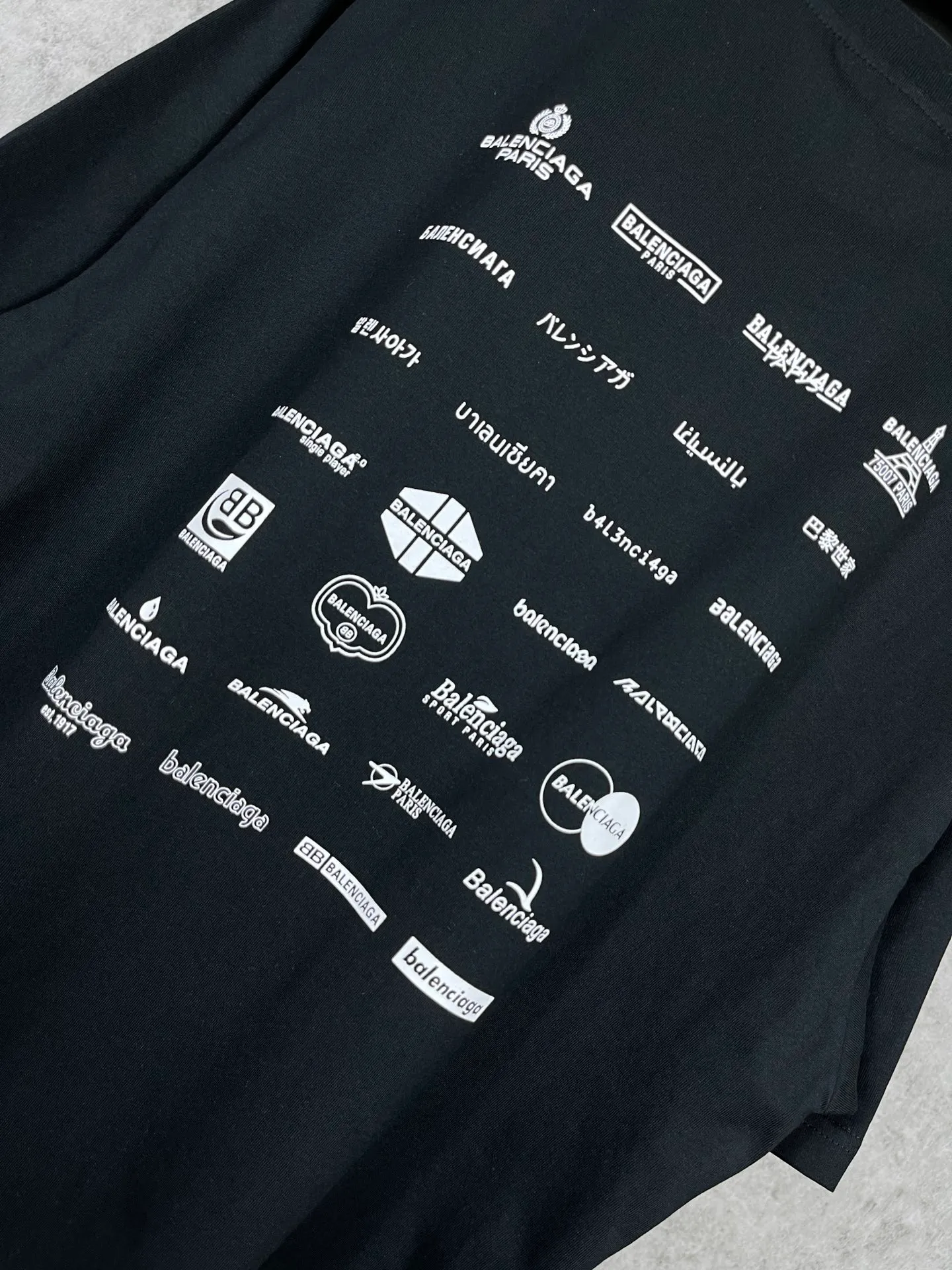 🅿️170 real photos [Top version. Official website quality] BALENCI*GA/Paris BALENCI*GA# 2023 spring and summer new style, printed with classic LOGO collection short-sleeved T-shirt. 2023 spring and summer new product. Brick cabinet synchronization. The fabric is made of Paris ZP custom-woven and dyed 100% cotton double yarn compact cotton. The weight is 260 grams, the cloth surface is clean. The cloth texture is clear. Soft and comfortable. Good color fastness. Not easy to change color. The threads are woven and dyed with no color difference. The printing uses imported environmentally friendly rubber paddles, precision stencils, fine LOGO letters, clear letters, no burrs, and a three-dimensional effect. Restore brick cabinet. The version adopts OS loose shoulder version. Same style for men and women. Code: BL223071 Color: black, beige, pink, smoky gray, white. Size: XS to L
