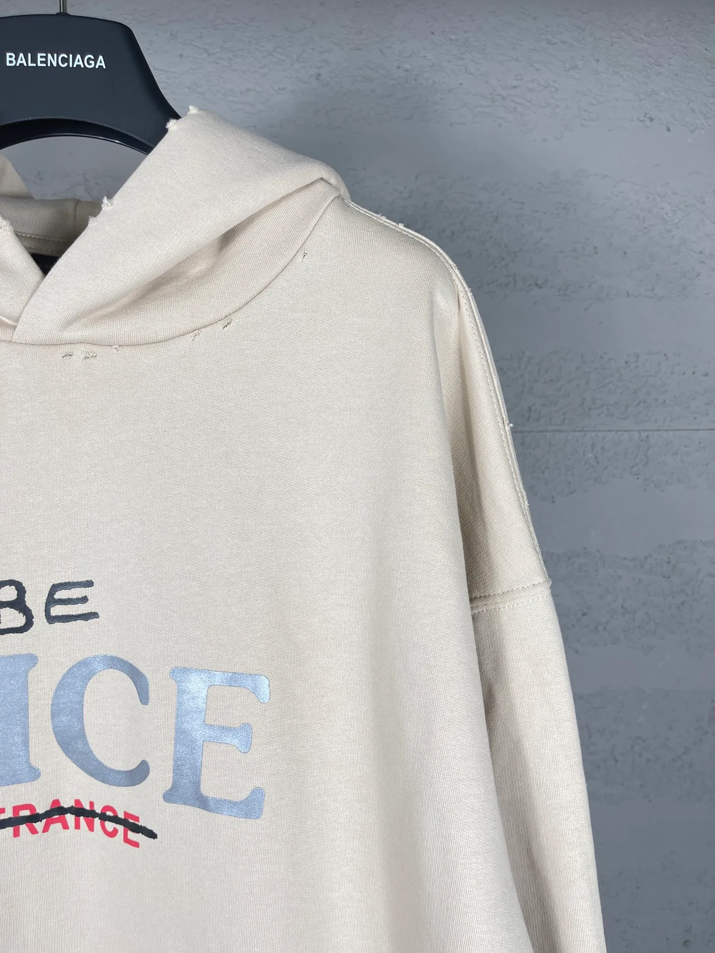 🅿️316 real photos [Top version. Official website quality] BALENCI*GA/Paris BALENCI*GA#NICE letter printed hooded sweatshirt. New product for autumn and winter 2023. Purchase the original board for the first time to customize. Color printing. Washed and worn to be consistent with the original board. Welcome to compare. Brick cabinet synchronization. The fabric is made of Paris ZP custom-woven and dyed cotton double-yarn large parka. The weight is 450 grams. The cloth surface is clean. The cloth pattern is clear. It is soft and comfortable. It has good color fastness and is not easy to change color. The threads are woven and dyed with no color difference. The printing uses a round machine hand-painted effect. No burrs. The color is the same as the original board. The whole piece of clothing is hand-made and worn. The brick cabinet is restored. The version adopts the OS loose shoulder version. Same style for men and women. Code: BL238033 Color: Gray purple. Apricot Size: XS S M L