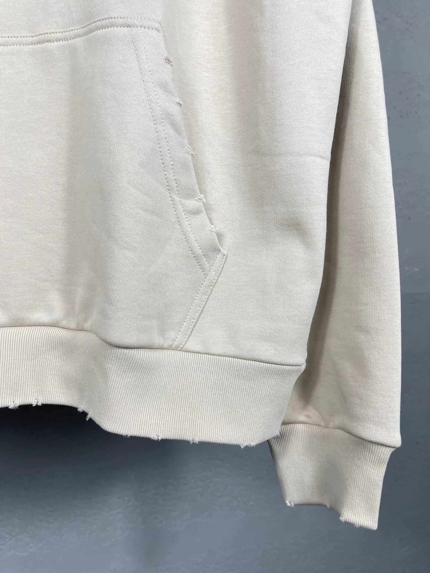 🅿️316 real photos [Top version. Official website quality] BALENCI*GA/Paris BALENCI*GA#NICE letter printed hooded sweatshirt. New product for autumn and winter 2023. Purchase the original board for the first time to customize. Color printing. Washed and worn to be consistent with the original board. Welcome to compare. Brick cabinet synchronization. The fabric is made of Paris ZP custom-woven and dyed cotton double-yarn large parka. The weight is 450 grams. The cloth surface is clean. The cloth pattern is clear. It is soft and comfortable. It has good color fastness and is not easy to change color. The threads are woven and dyed with no color difference. The printing uses a round machine hand-painted effect. No burrs. The color is the same as the original board. The whole piece of clothing is hand-made and worn. The brick cabinet is restored. The version adopts the OS loose shoulder version. Same style for men and women. Code: BL238033 Color: Gray purple. Apricot Size: XS S M L
