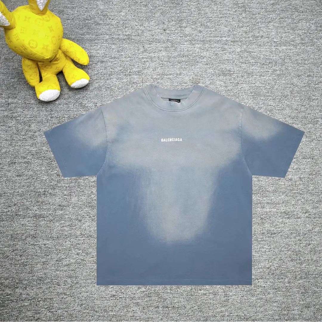 Top tested version - BALENCIAGA - Paris' new gradient color series. Short-sleeved T-shirt with embroidered letter logo on the front and back. Exclusive logo letter pattern on the front and back. Heavy craftsmanship. Simple but not simple. Original development of custom-woven fabric. Special weight 280g. Washing process. Sprayed horse process. Not easy to deform. Soft texture. Full of thickness. Highly restored. Imported Tajima machine heavy industry high-density embroidery on the chest. Fine embroidery. Three-dimensional effect. Clear lines. No rough edges. Ultra-high craftsmanship embroidery, very high fullness, obvious concave and convex texture, OS dropped shoulders, loose version, same style for men and women, color: blue, size: XS--L P:280